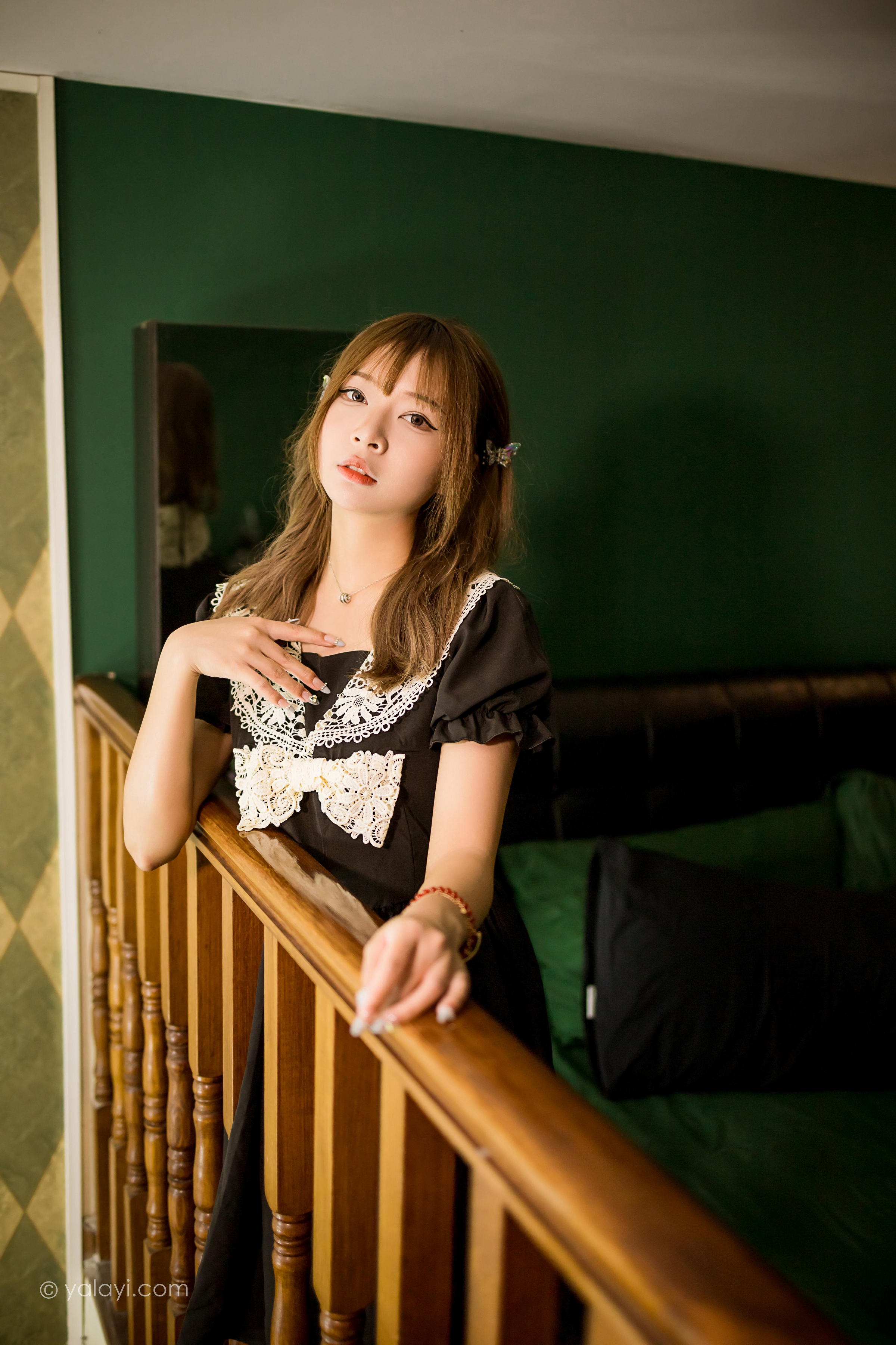 [YALAYI雅拉伊]2022.08.31 黑色的蝴蝶 阿禾 黑色复古蕾丝连衣裙清纯写真集第2张