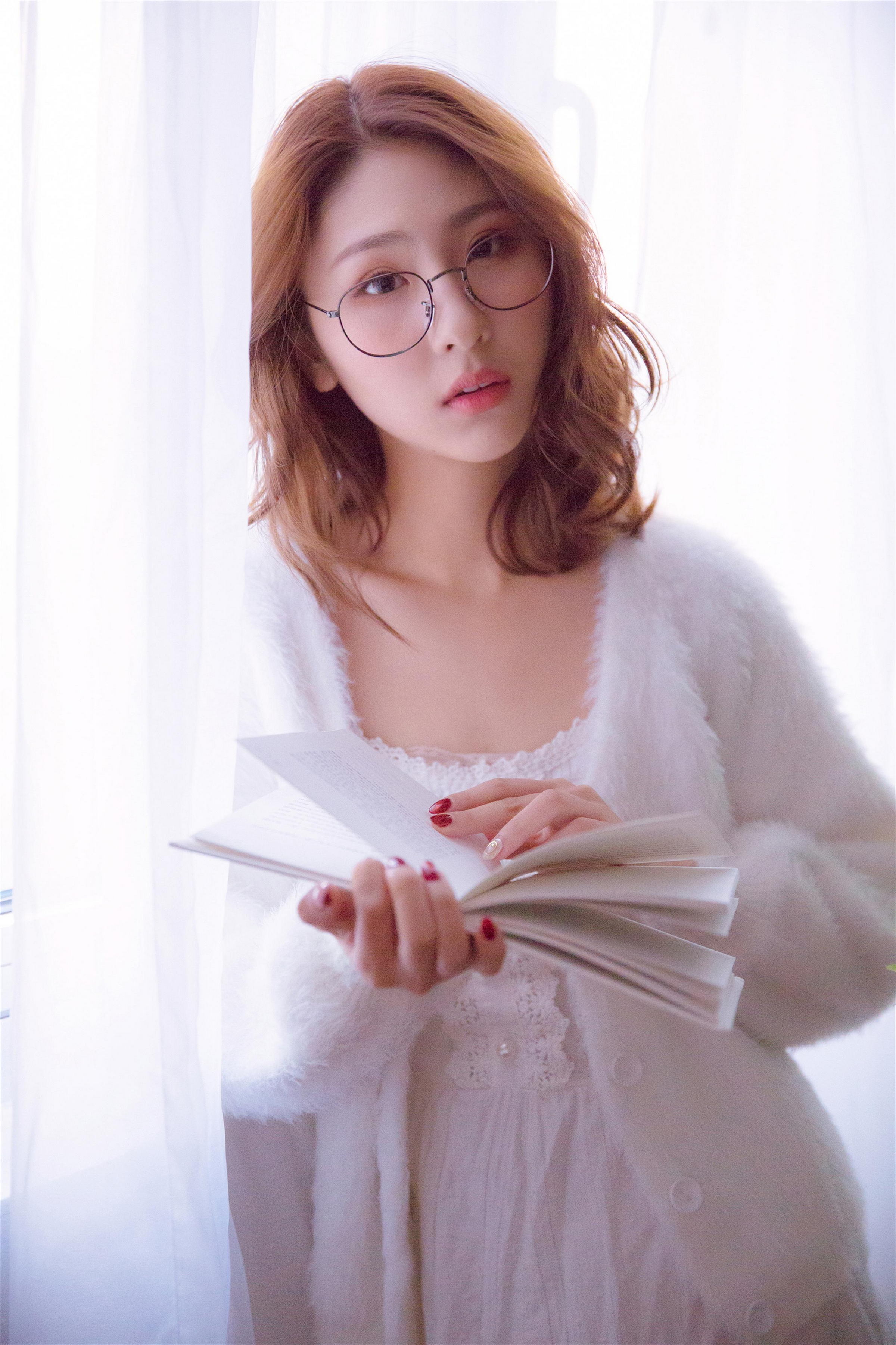 [YALAYI雅拉伊]2021.11.26 美丽的花火 居家女友 白色外套加吊带蕾丝连衣裙清纯写真集第3张