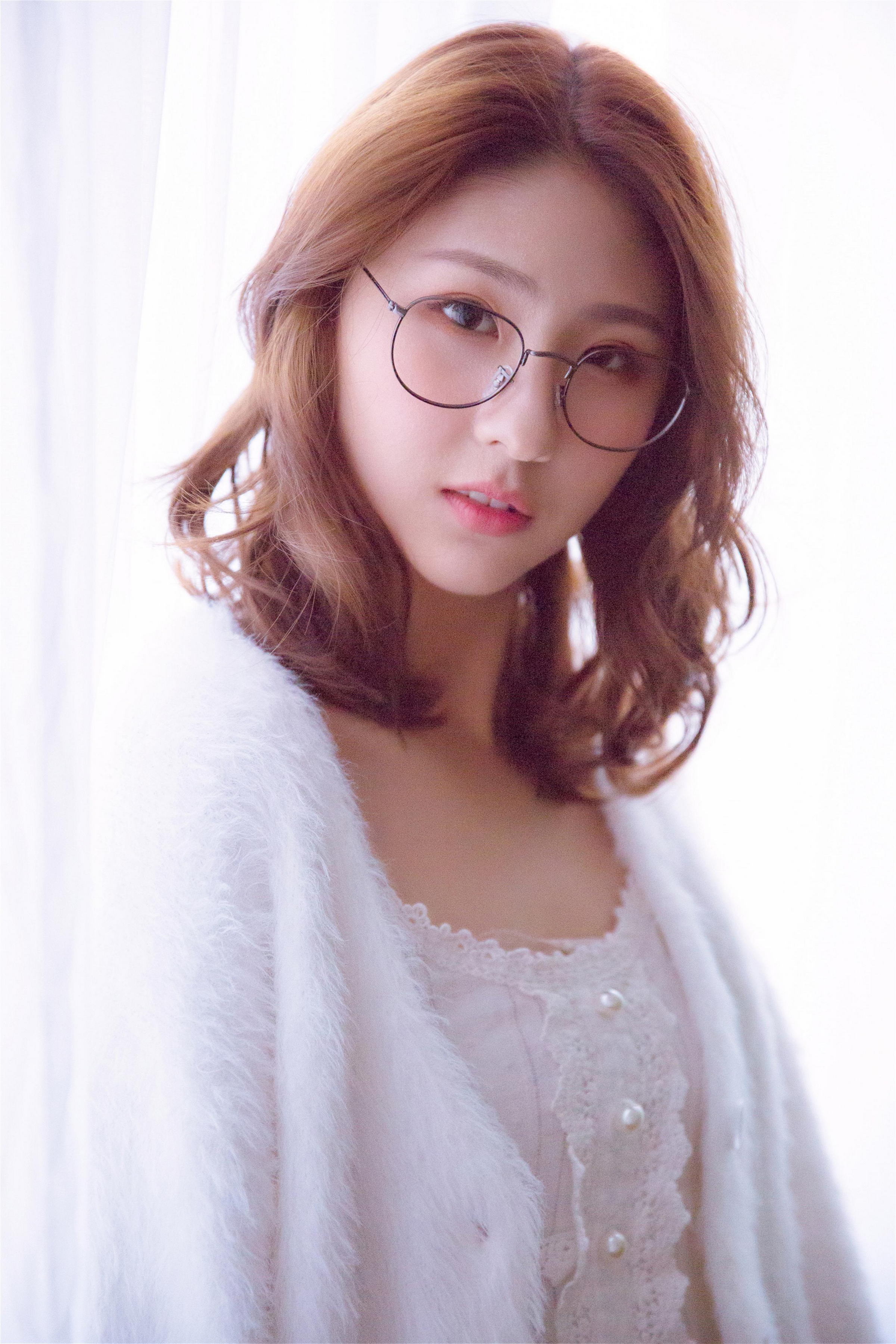 [YALAYI雅拉伊]2021.11.26 美丽的花火 居家女友 白色外套加吊带蕾丝连衣裙清纯写真集第1张