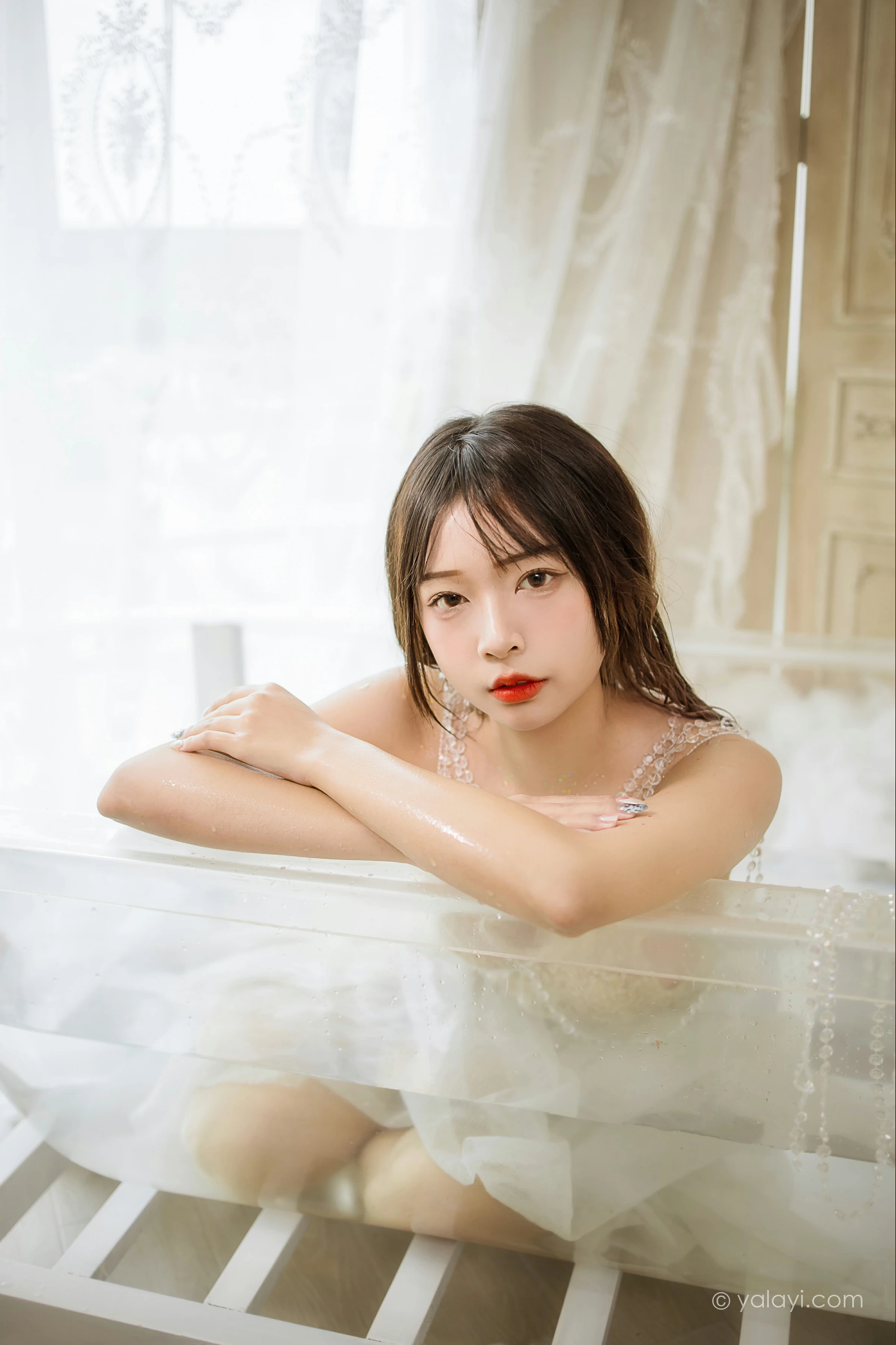 [YALAYI雅拉伊]2021.11.22 水中白莲 阿禾 白色透视裸背礼服裙性感私房写真集第14张