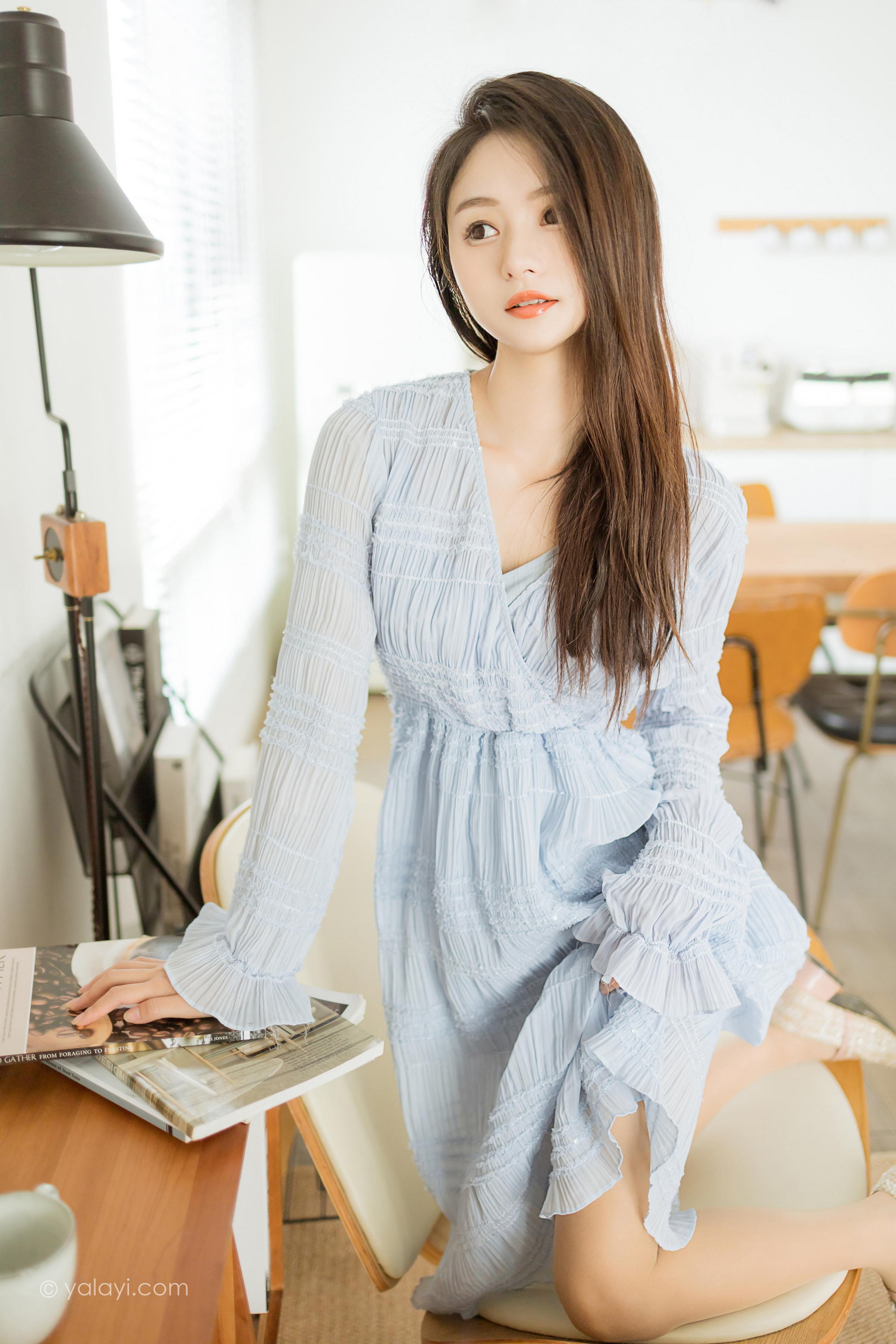 [YALAYI雅拉伊]2022.07.08 糖的滋味 沐兰 淡蓝色透视连衣裙加肉丝美腿清纯写真集第6张