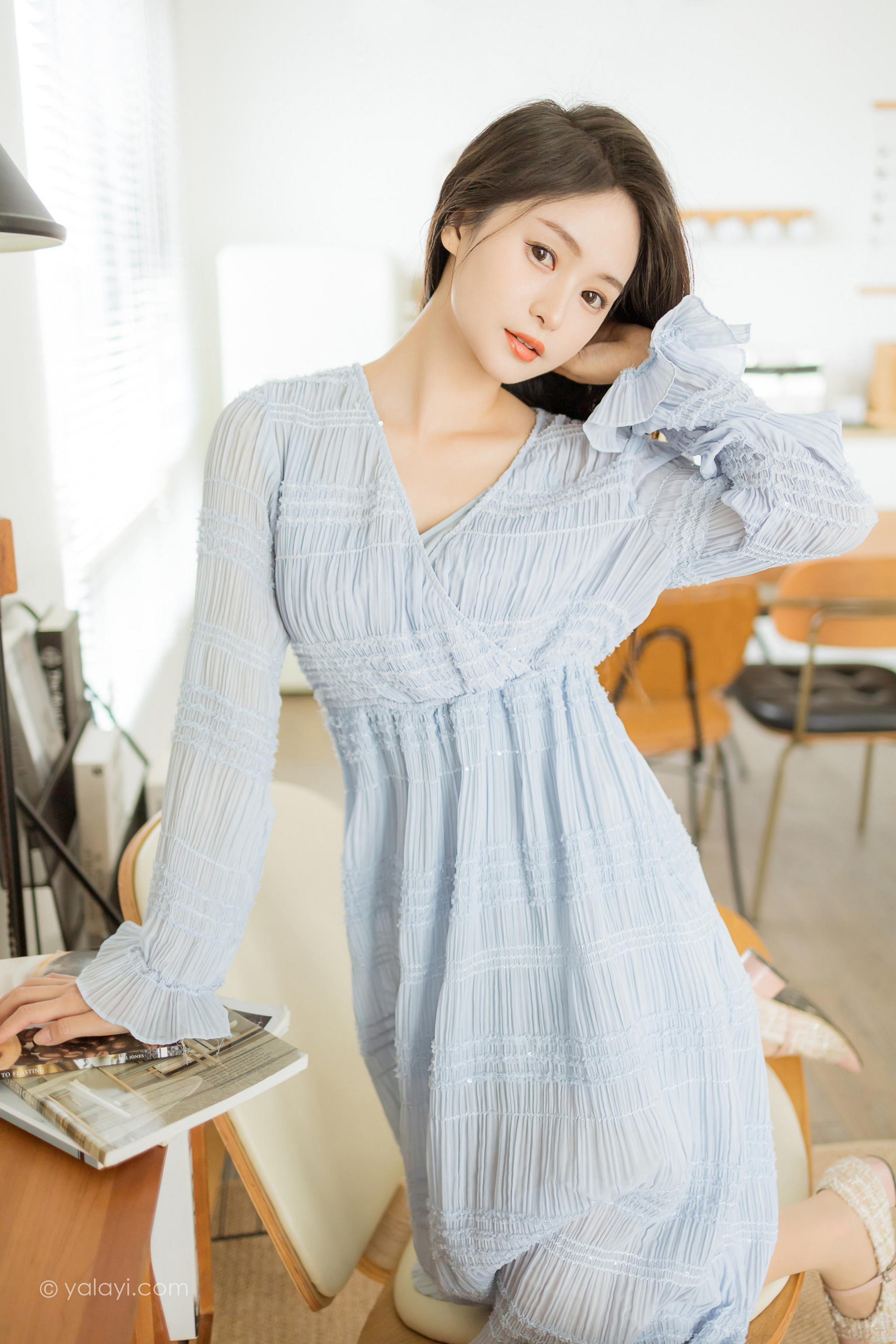 [YALAYI雅拉伊]2022.07.08 糖的滋味 沐兰 淡蓝色透视连衣裙加肉丝美腿清纯写真集第6张