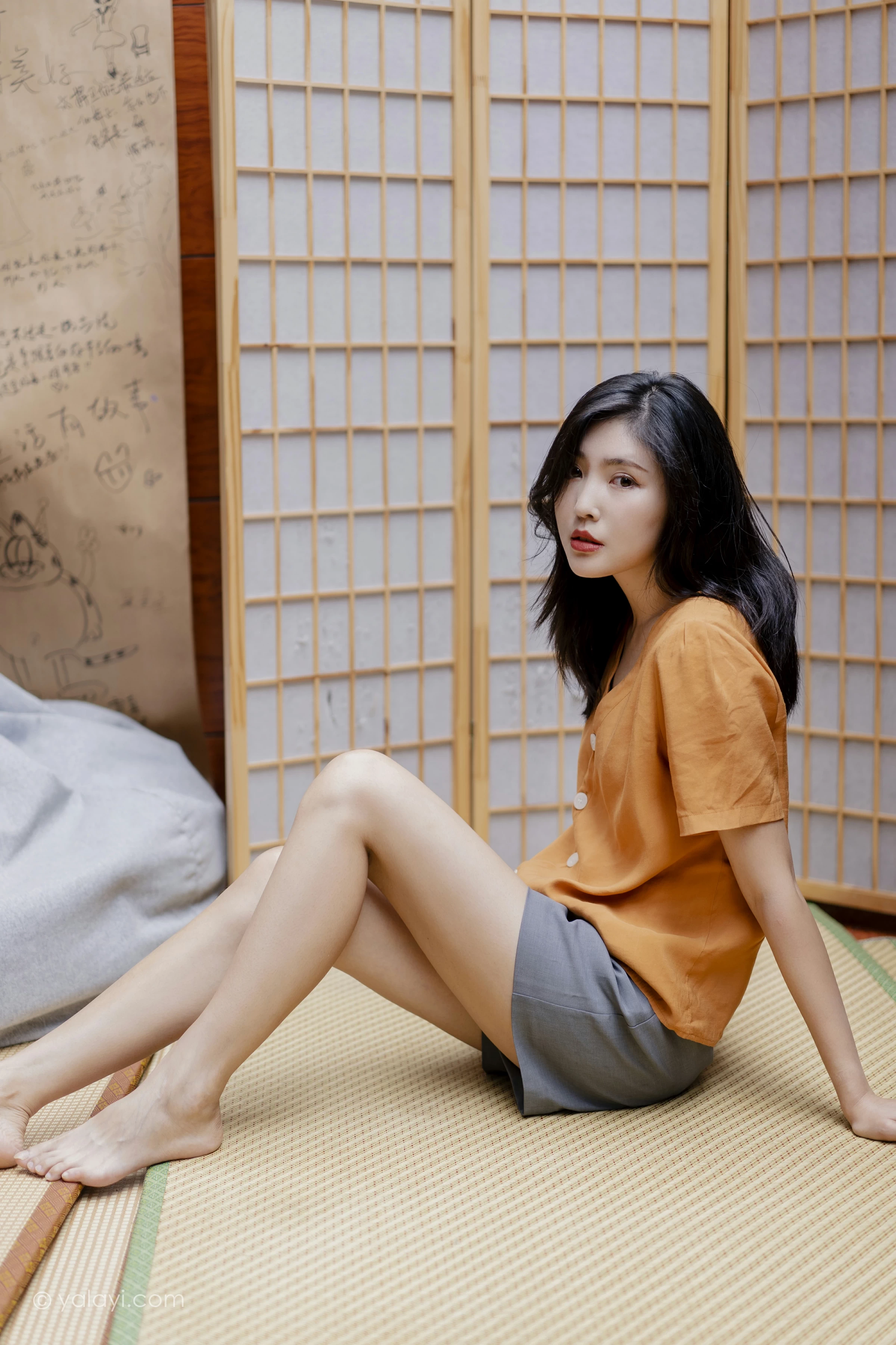 [YALAYI雅拉伊]NO.692 《小幸福》 苍儿 橙色衬衫加灰色短裤性感私房写真集第1张