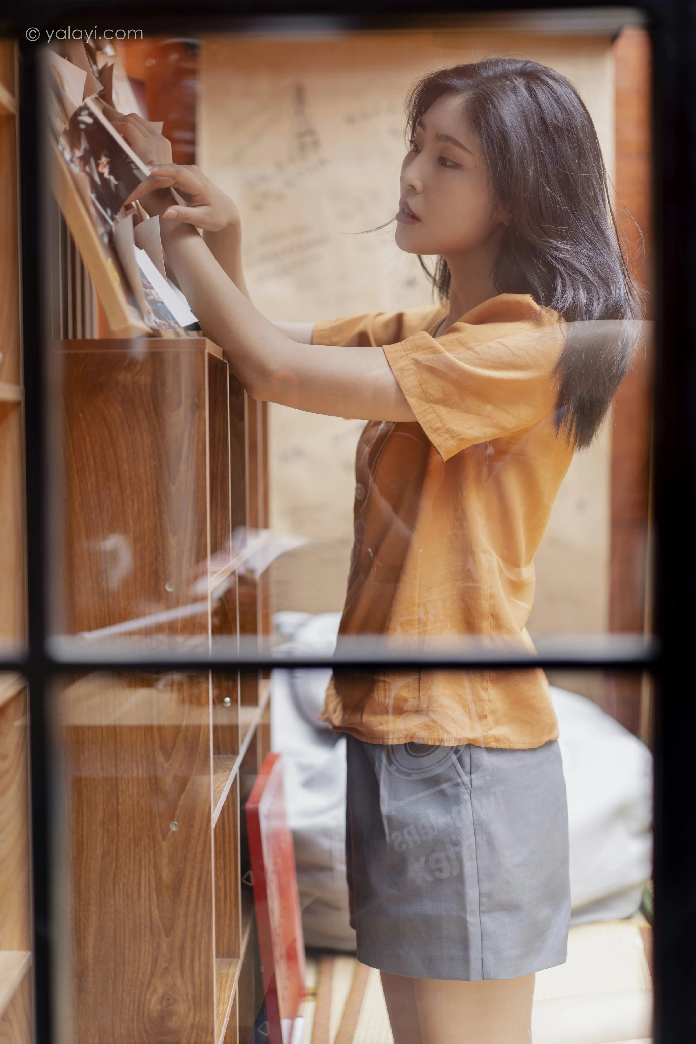[YALAYI雅拉伊]NO.692 《小幸福》 苍儿 橙色衬衫加灰色短裤性感私房写真集第2张
