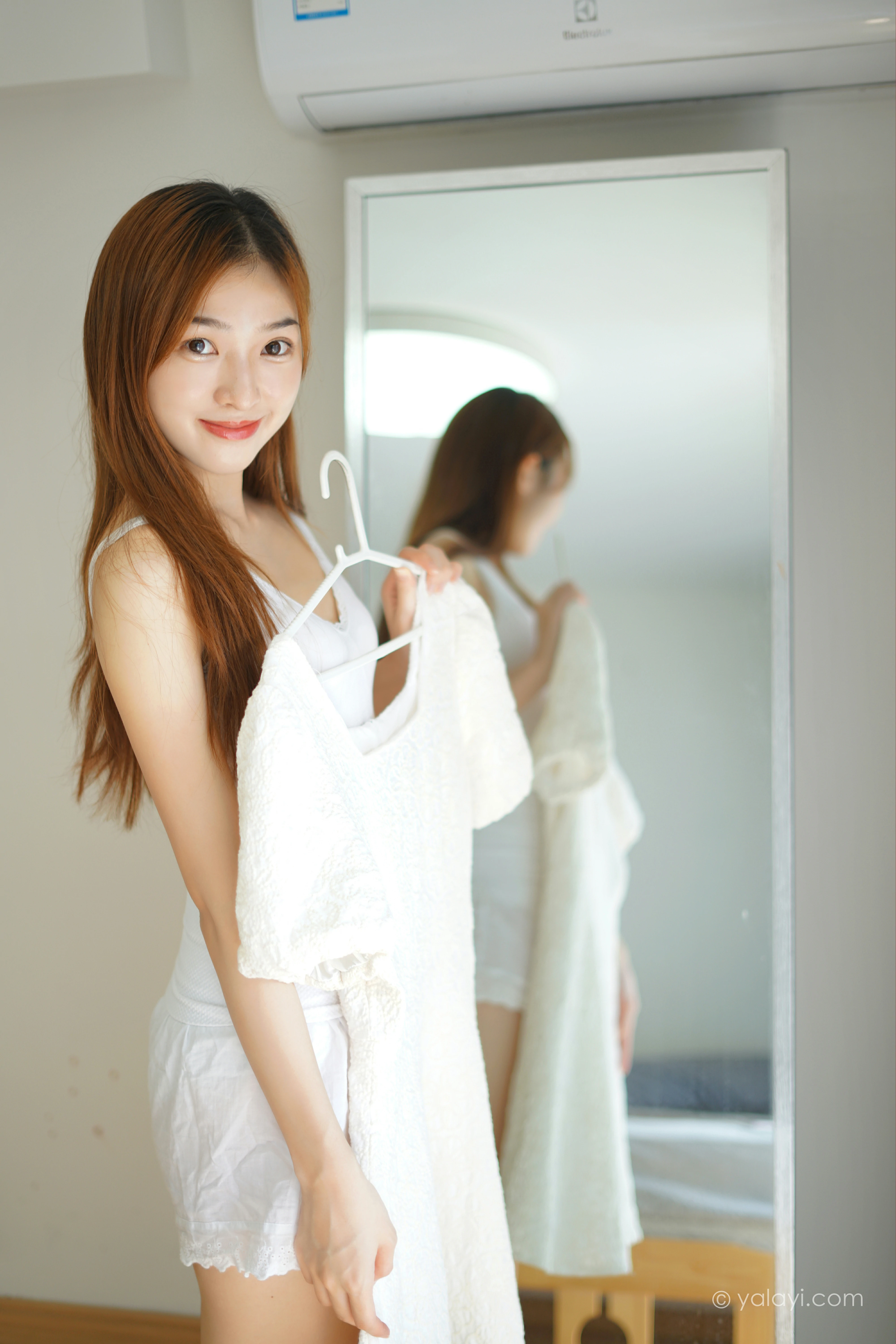 [YALAYI雅拉伊]NO.854 清晨阳光 楚媛 白色蕾丝连衣裙居家性感写真集第5张