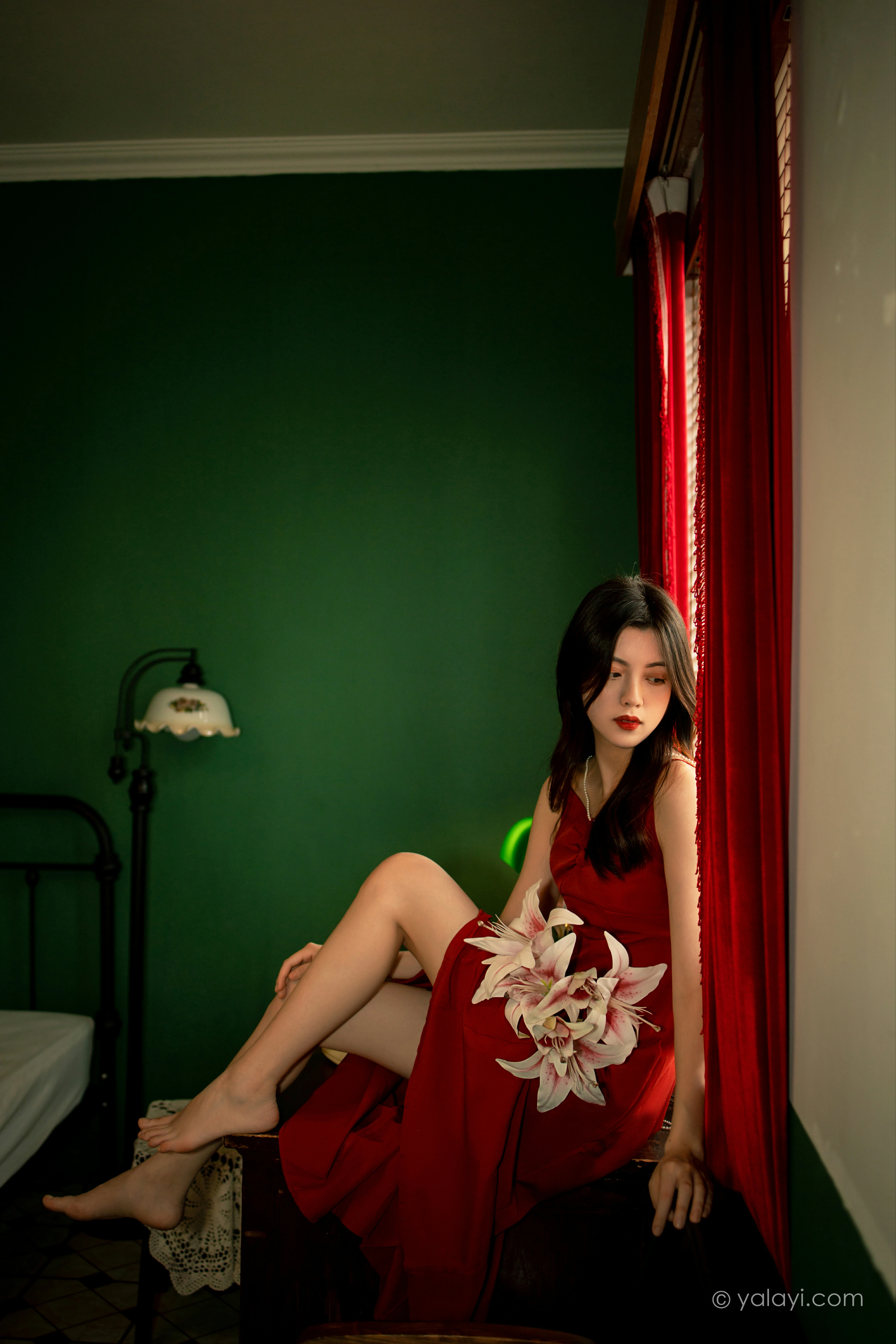 [YALAYI雅拉伊]NO.855 回到过去 梓文 红色吊带裸背连衣裙居家性感写真集第4张