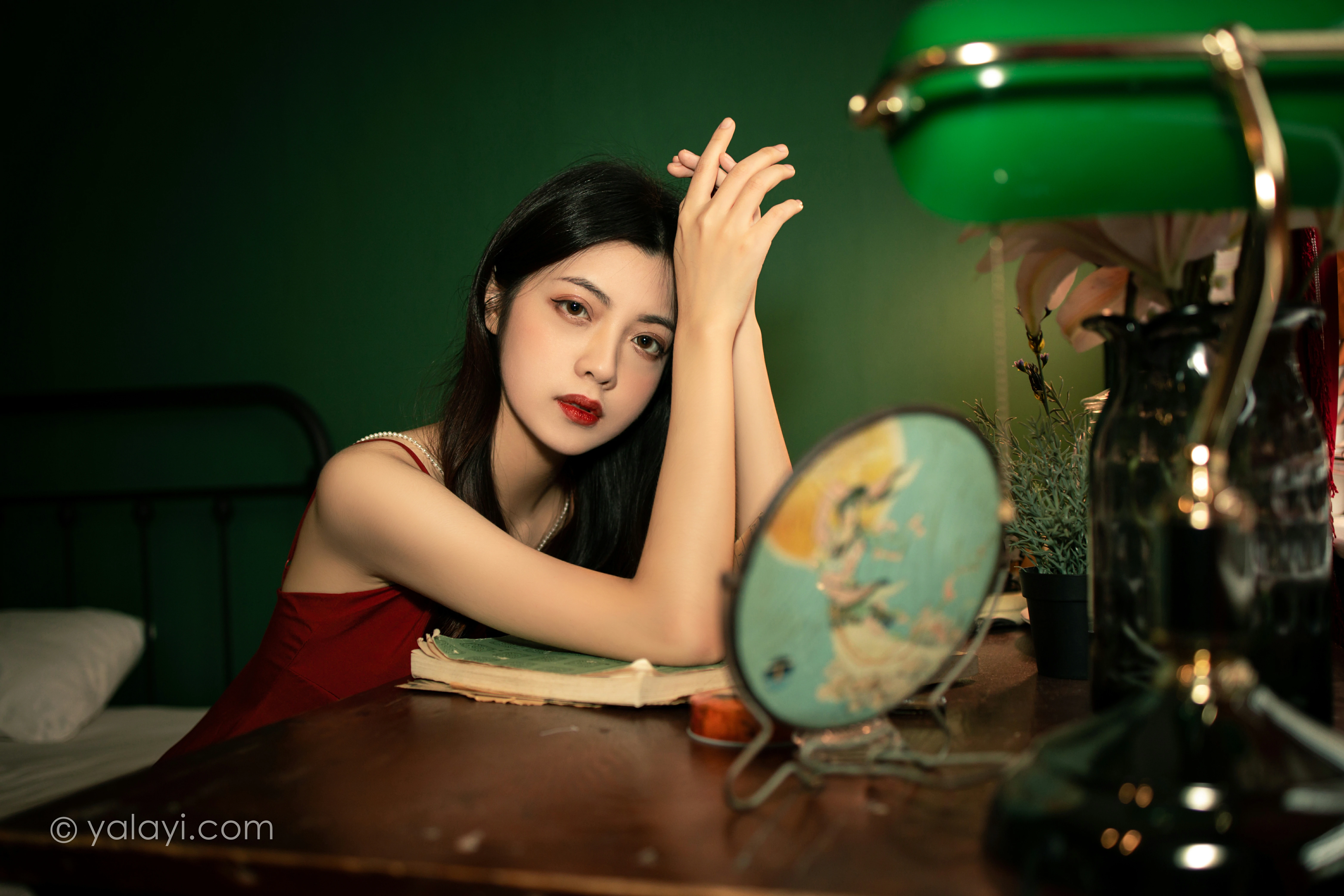 [YALAYI雅拉伊]NO.855 回到过去 梓文 红色吊带裸背连衣裙居家性感写真集第7张