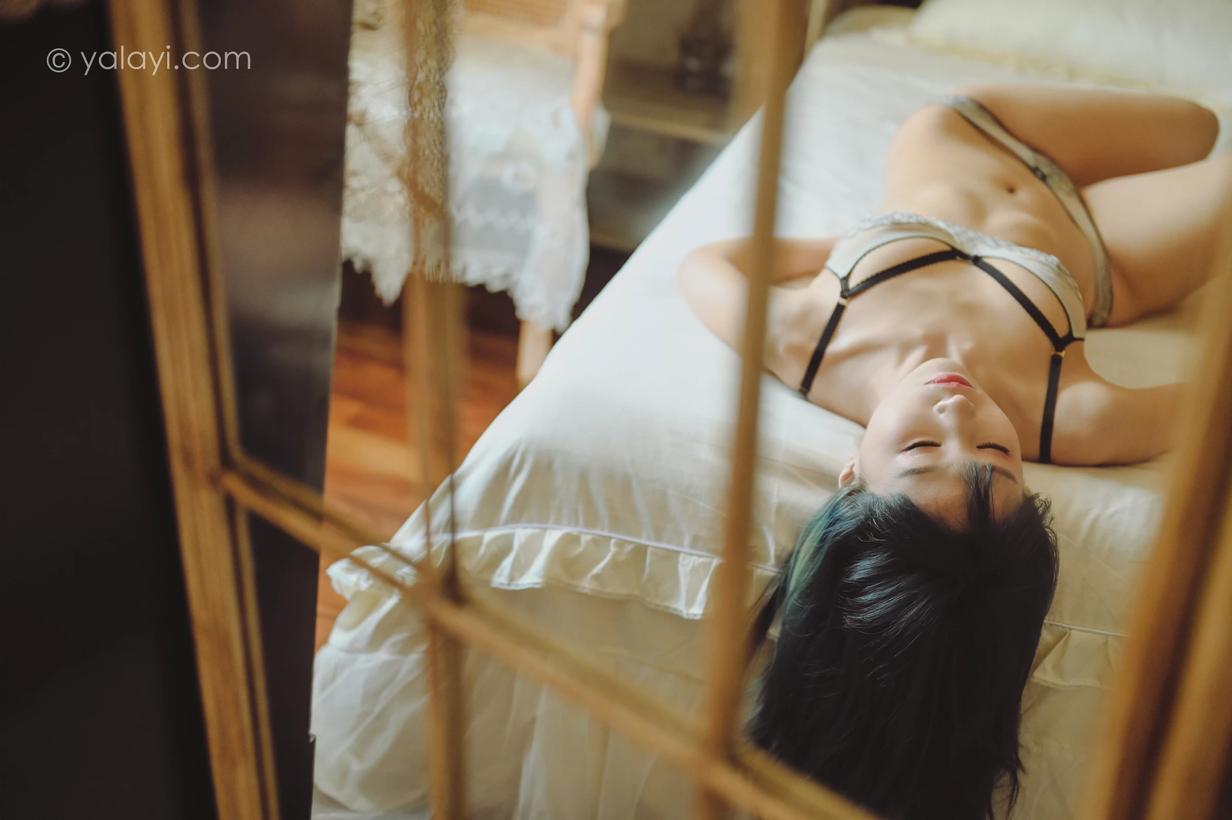 [YALAYI雅拉伊]NO.707 《探香闺》 田也 白色蕾丝内衣居家性感私房写真集第3张