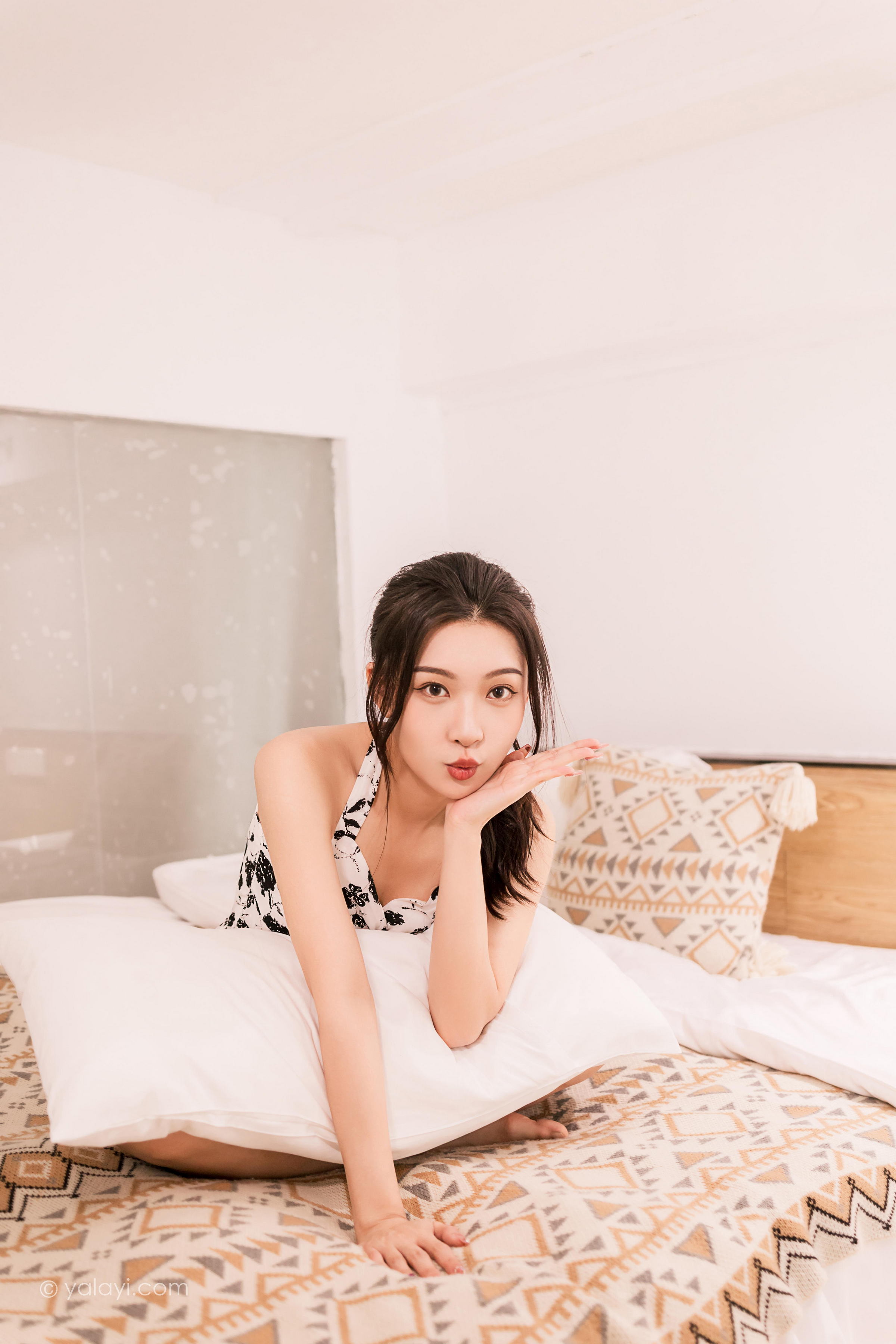 [YALAYI雅拉伊]2022.07.11 一直爱你 徐小云 白底黑点吊带连衣裙居家清纯写真集第9张