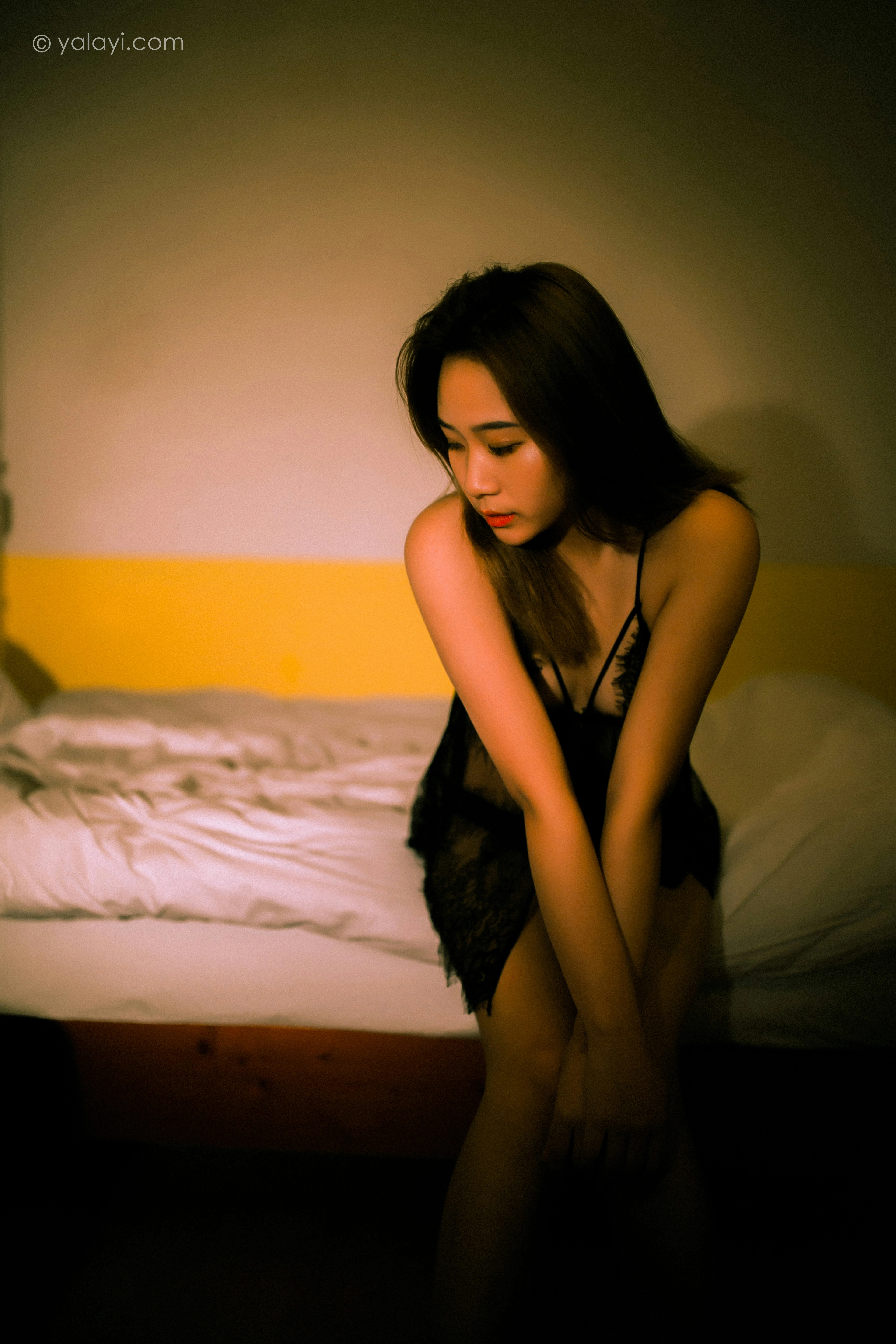 [YALAYI雅拉伊]2021.11.12 夜已深 岳璐璐 黑色蕾丝睡衣与粉色情趣内衣性感写真集第5张