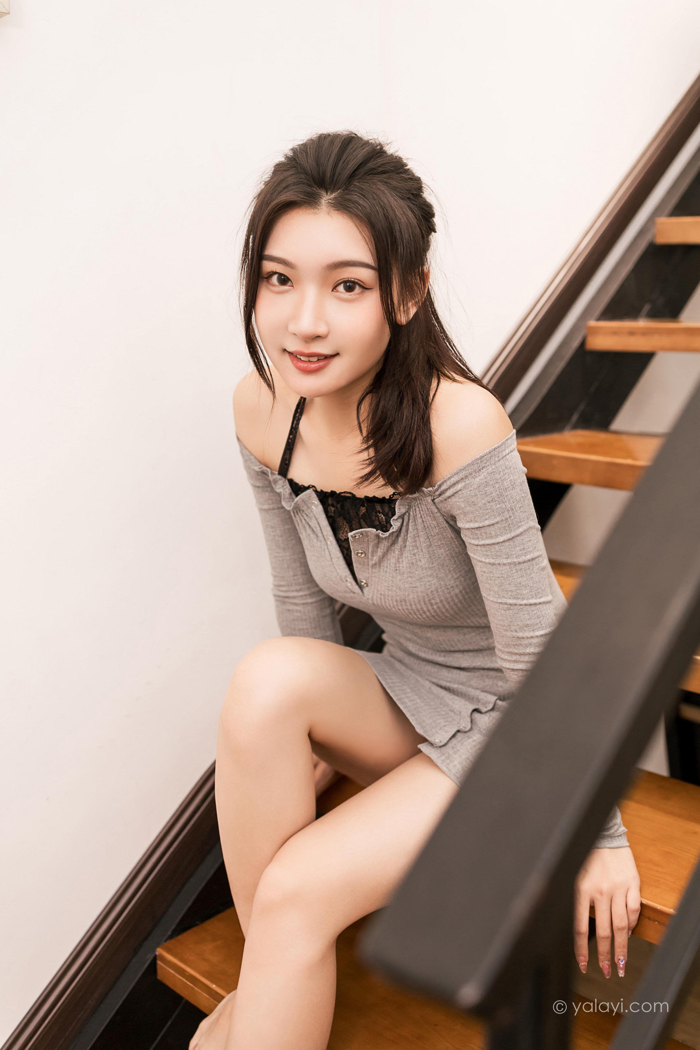 [YALAYI雅拉伊]2022.06.14 甜言蜜语 徐小云 灰色连衣裙加黑色蕾丝内衣性感私房写真集第11张