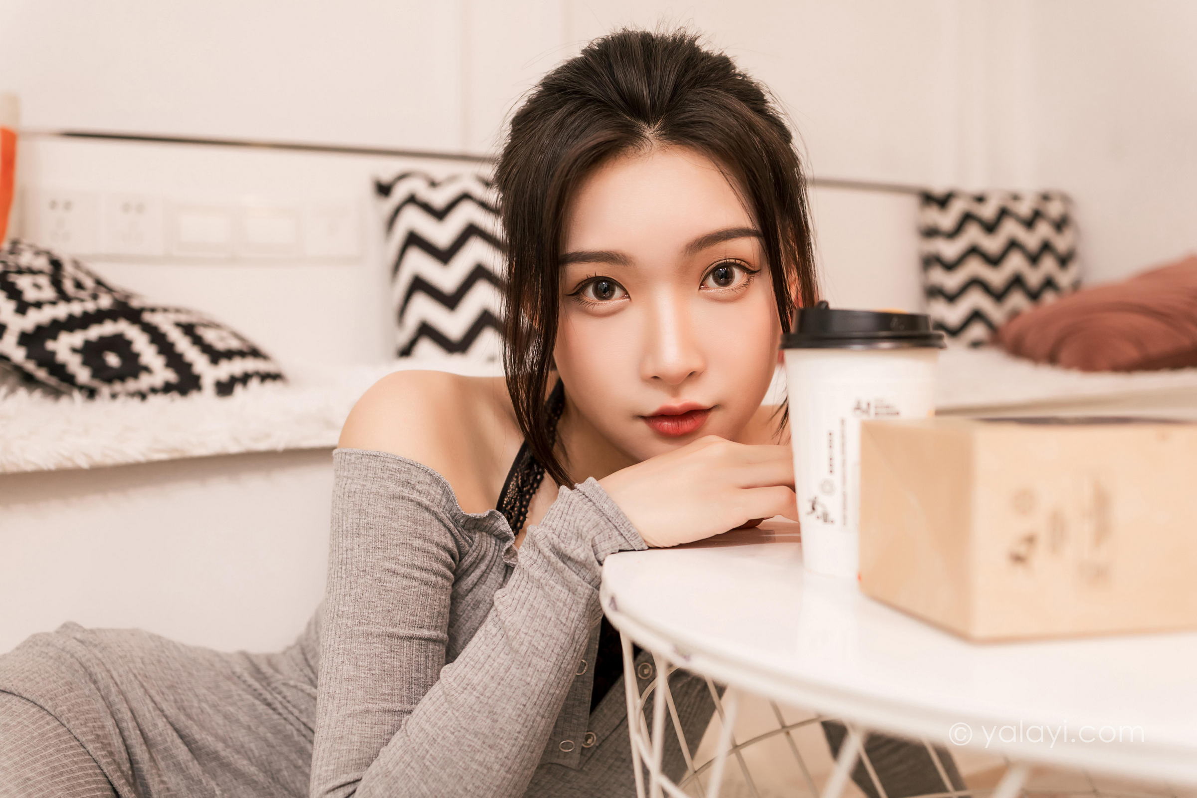 [YALAYI雅拉伊]2022.06.14 甜言蜜语 徐小云 灰色连衣裙加黑色蕾丝内衣性感私房写真集第5张