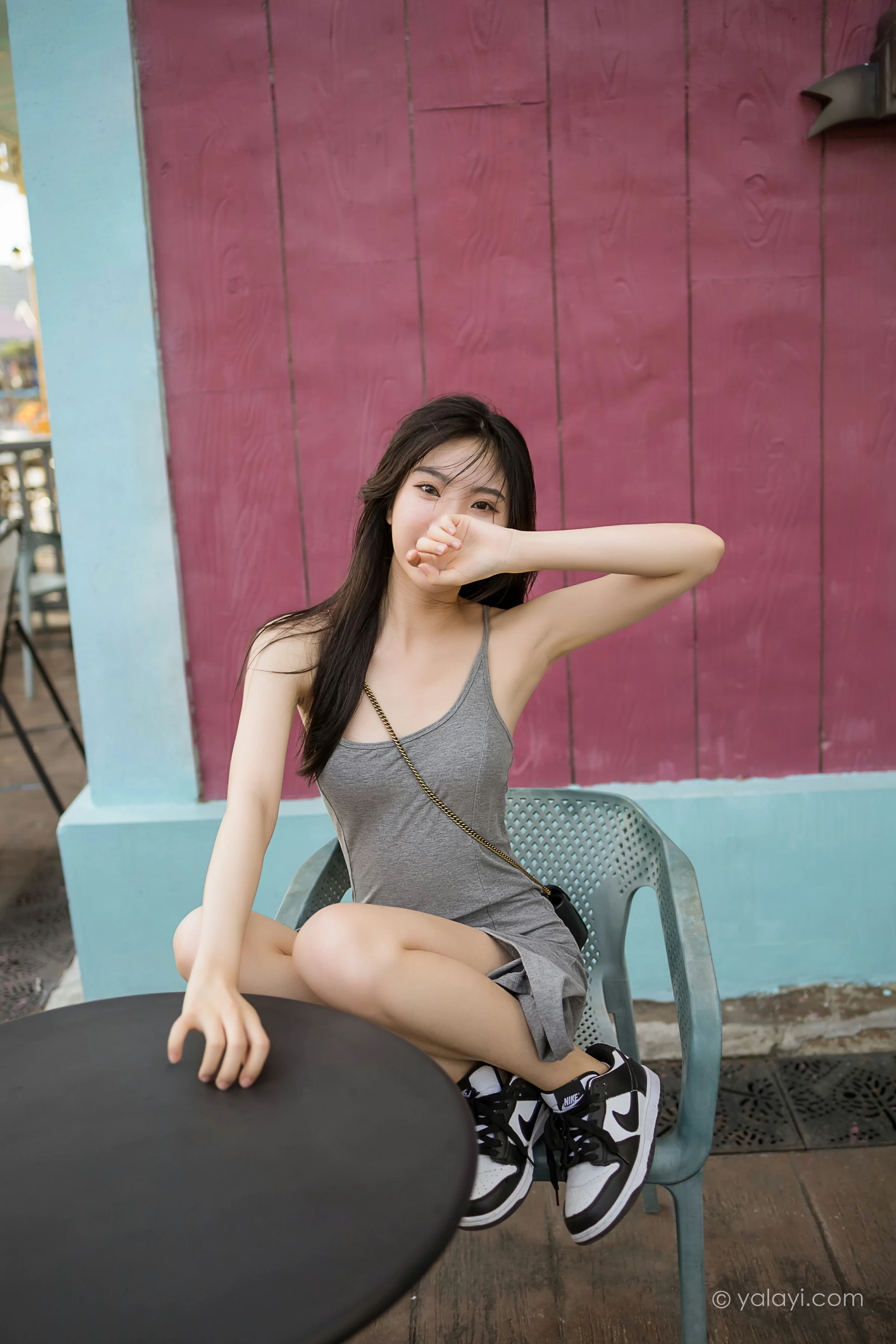 [YALAYI雅拉伊]2022.01.17 游乐园 小乔 灰色吊带露背连衣裙性感写真集第2张