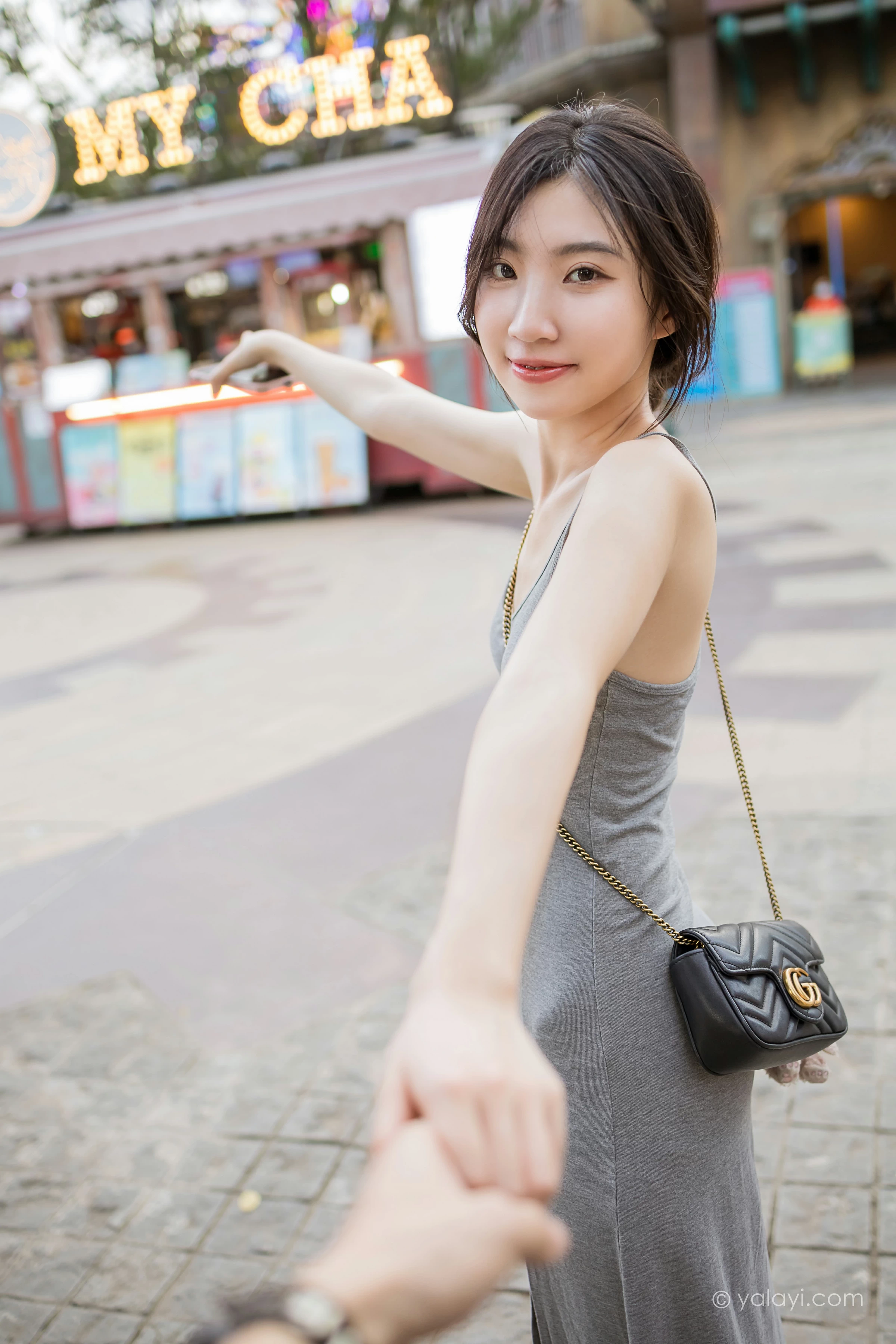 [YALAYI雅拉伊]2022.01.17 游乐园 小乔 灰色吊带露背连衣裙性感写真集第13张
