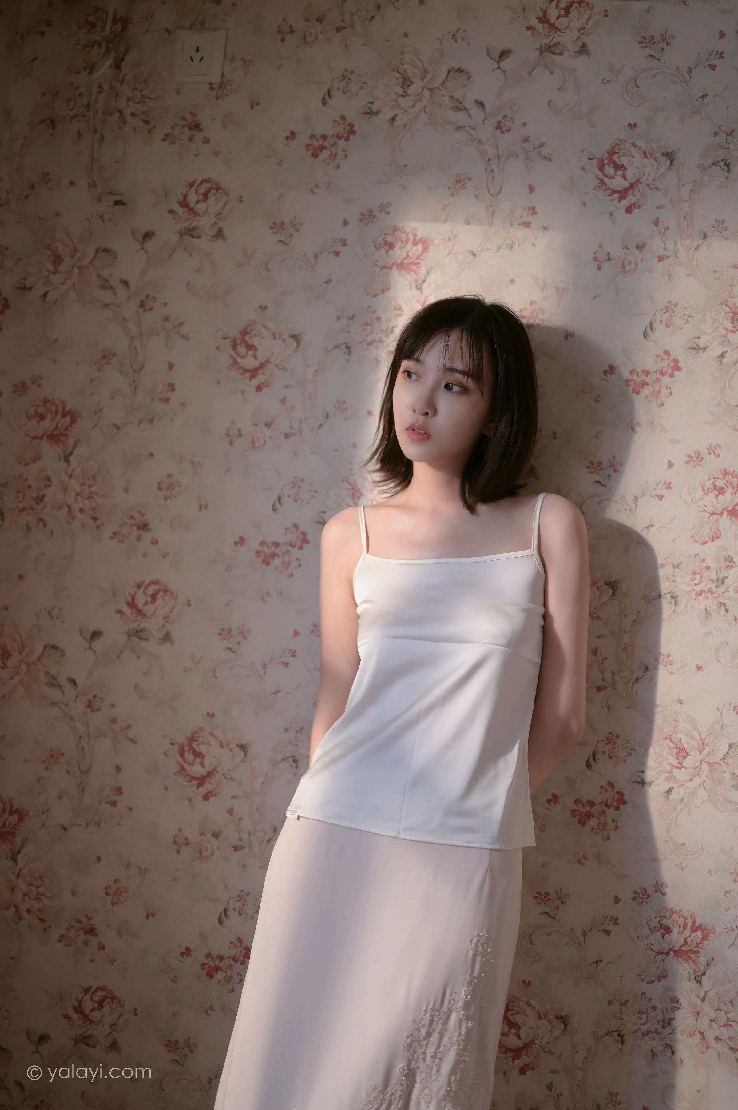 [YALAYI雅拉伊]NO.696 《孤独患者》 妍妍 白色性感小背心加粉色长裙私房写真集第10张