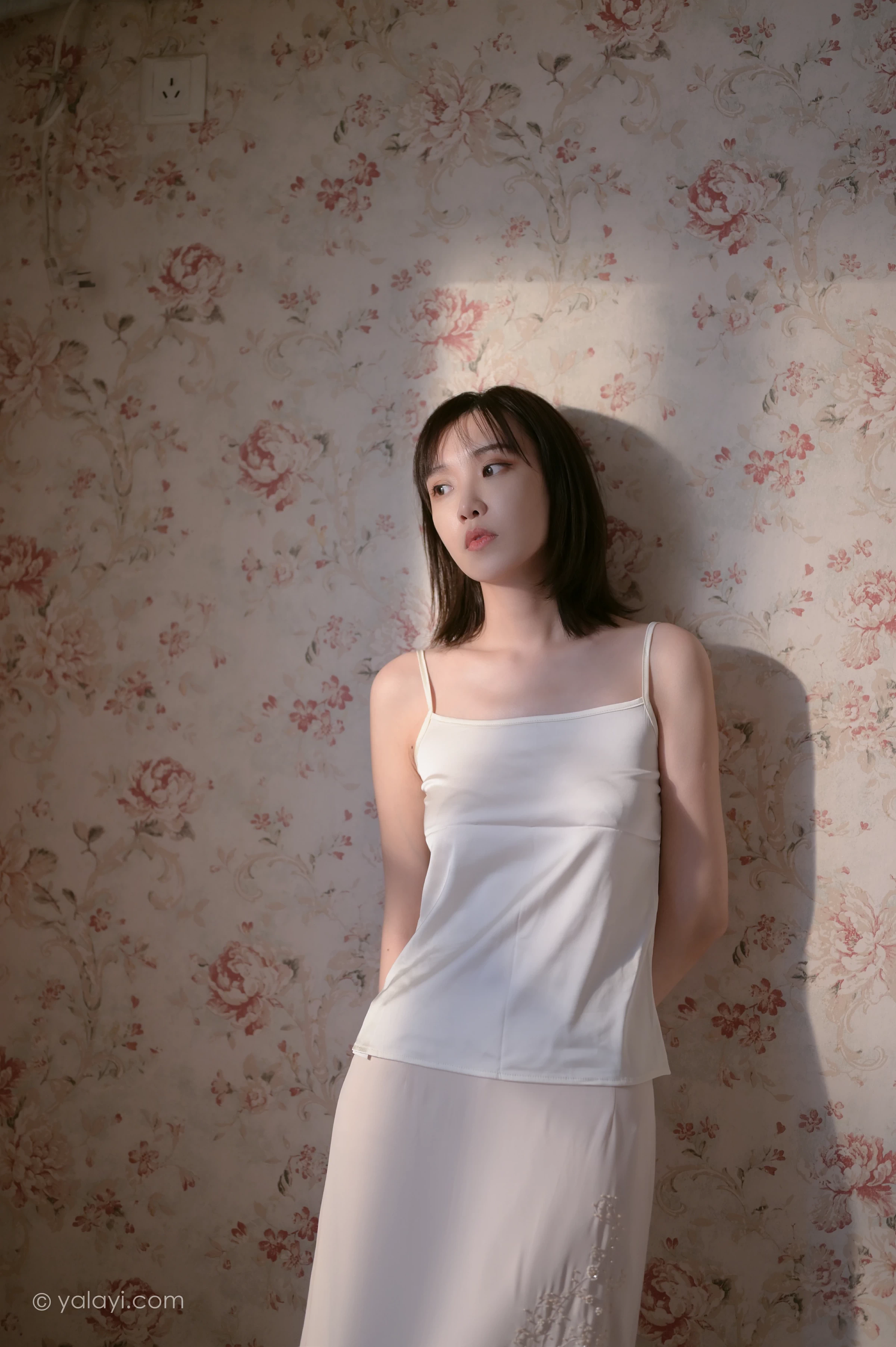 [YALAYI雅拉伊]NO.696 《孤独患者》 妍妍 白色性感小背心加粉色长裙私房写真集第10张