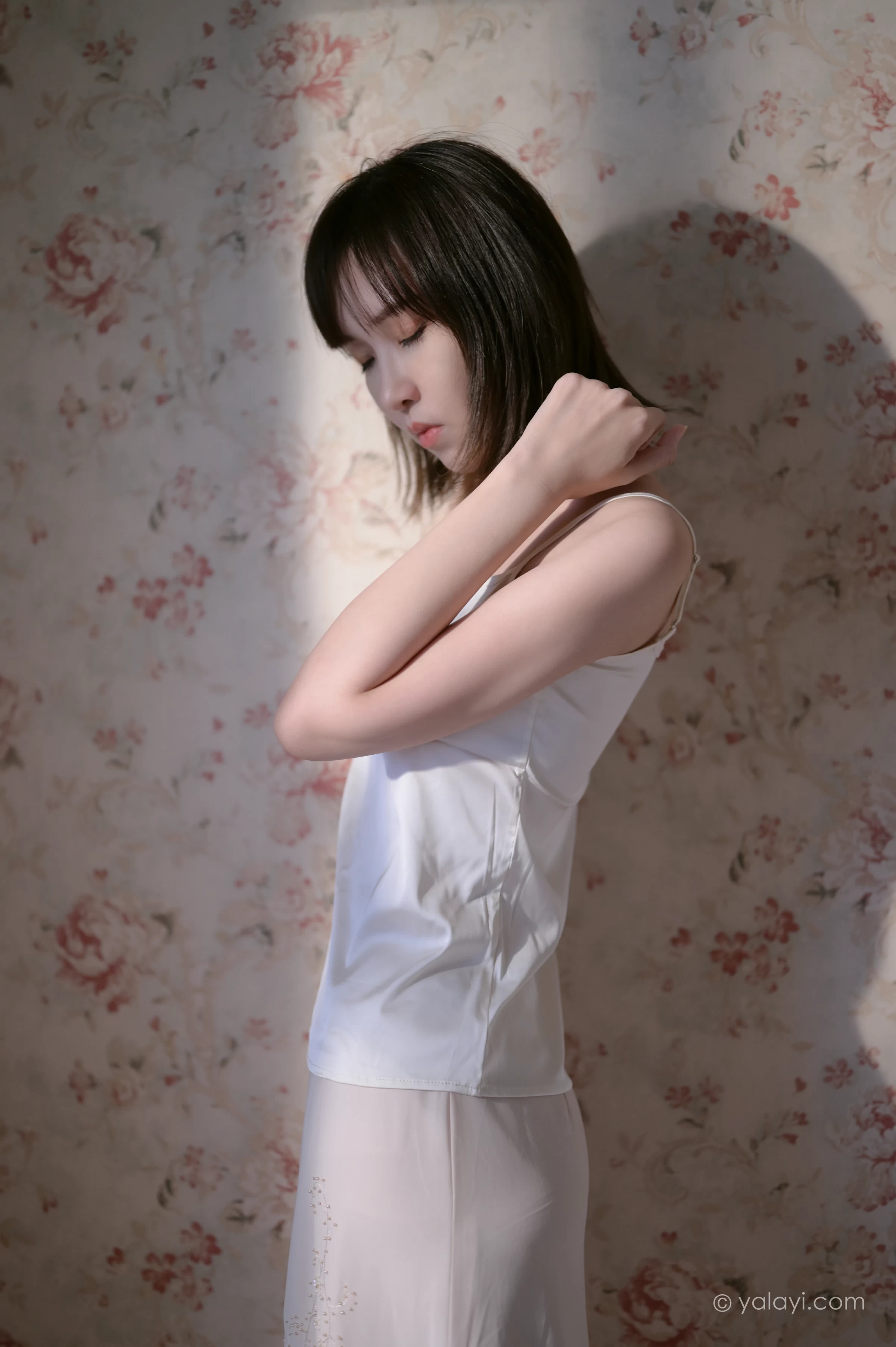 [YALAYI雅拉伊]NO.696 《孤独患者》 妍妍 白色性感小背心加粉色长裙私房写真集第11张