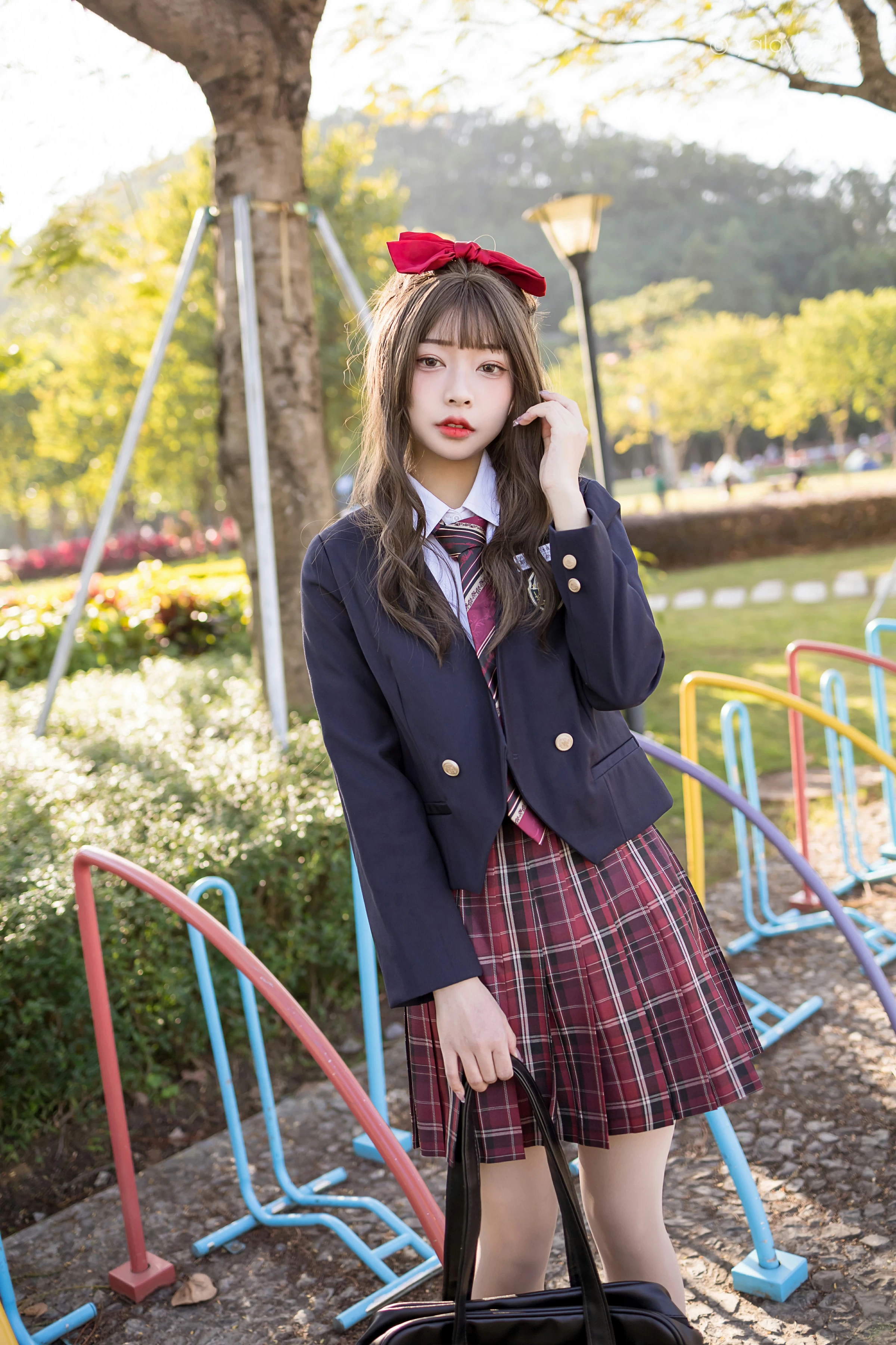 [YALAYI雅拉伊]2022.01.03 最美的青春 阿禾 蓝色JK制服衬衫加红色格子短裙私房写真集第8张