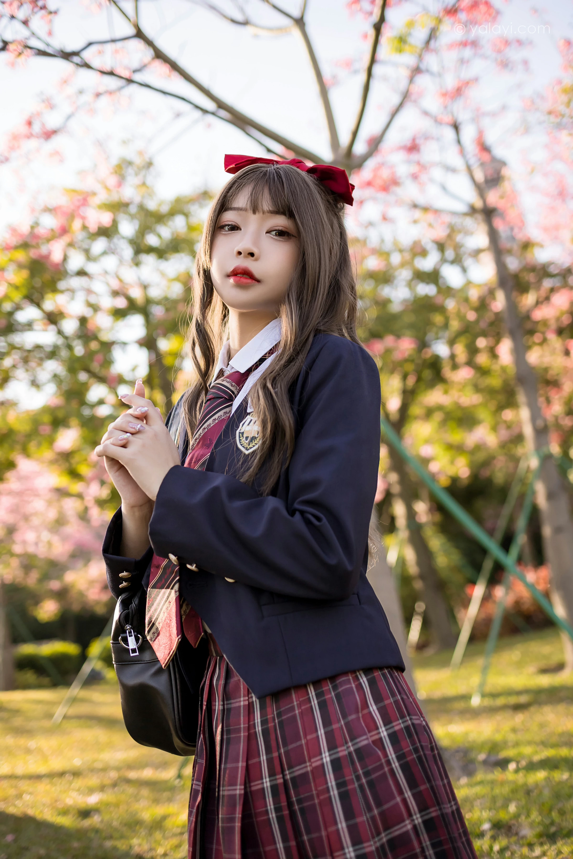 [YALAYI雅拉伊]2022.01.03 最美的青春 阿禾 蓝色JK制服衬衫加红色格子短裙私房写真集第10张