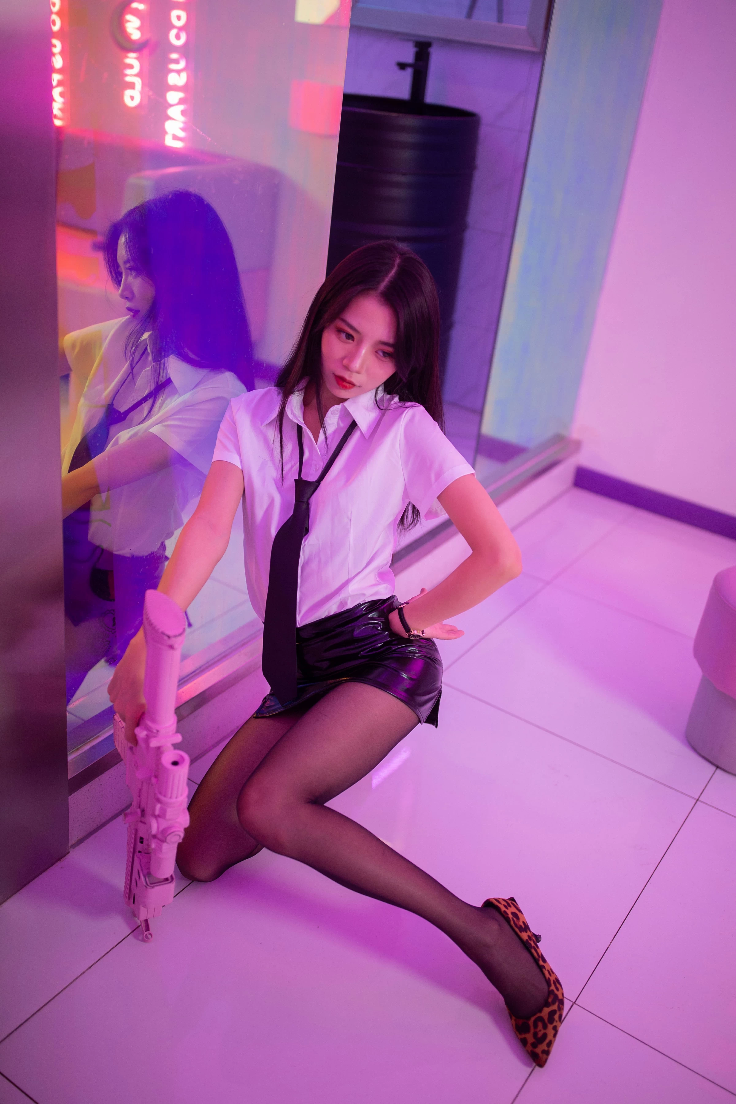 [YALAYI雅拉伊]NO.722 《霓虹甜心》 丽雅 白色衬衫与黑色短裙加黑丝美腿性感私房写真集第9张