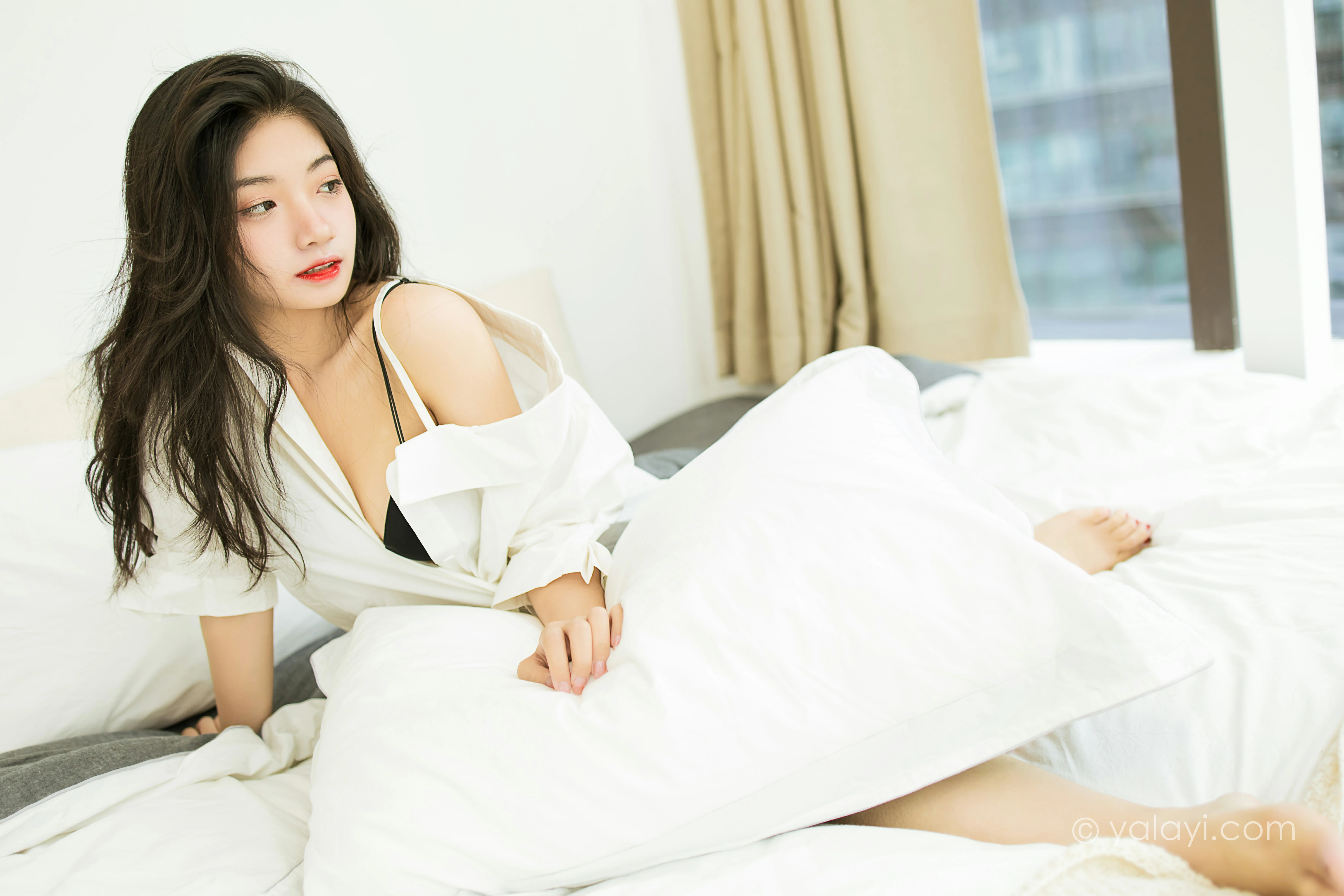 [YALAYI雅拉伊]NO.846 亲密爱人 孙小怡 白色衬衫加内衣性感私房写真集第3张