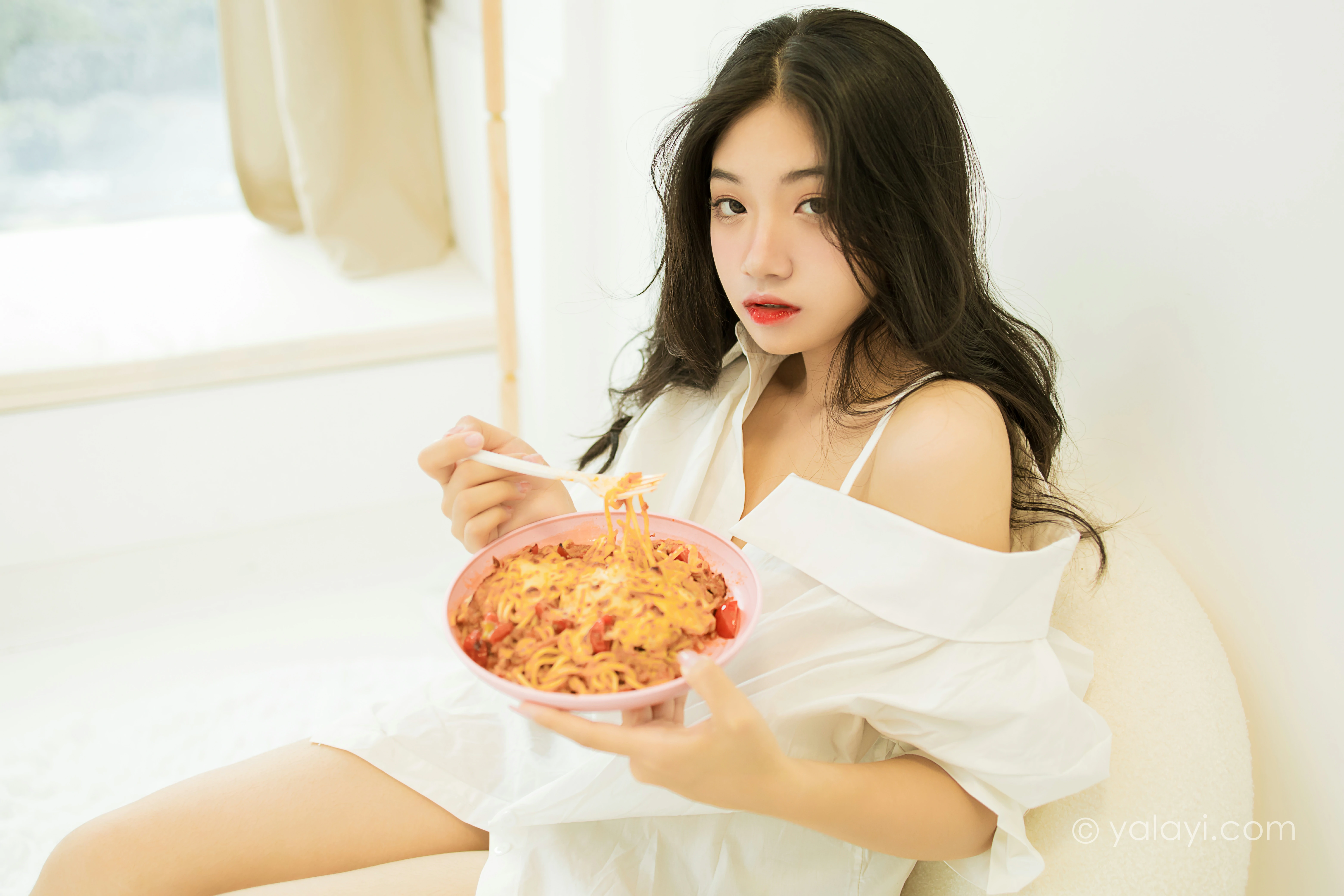 [YALAYI雅拉伊]NO.846 亲密爱人 孙小怡 白色衬衫加内衣性感私房写真集第10张