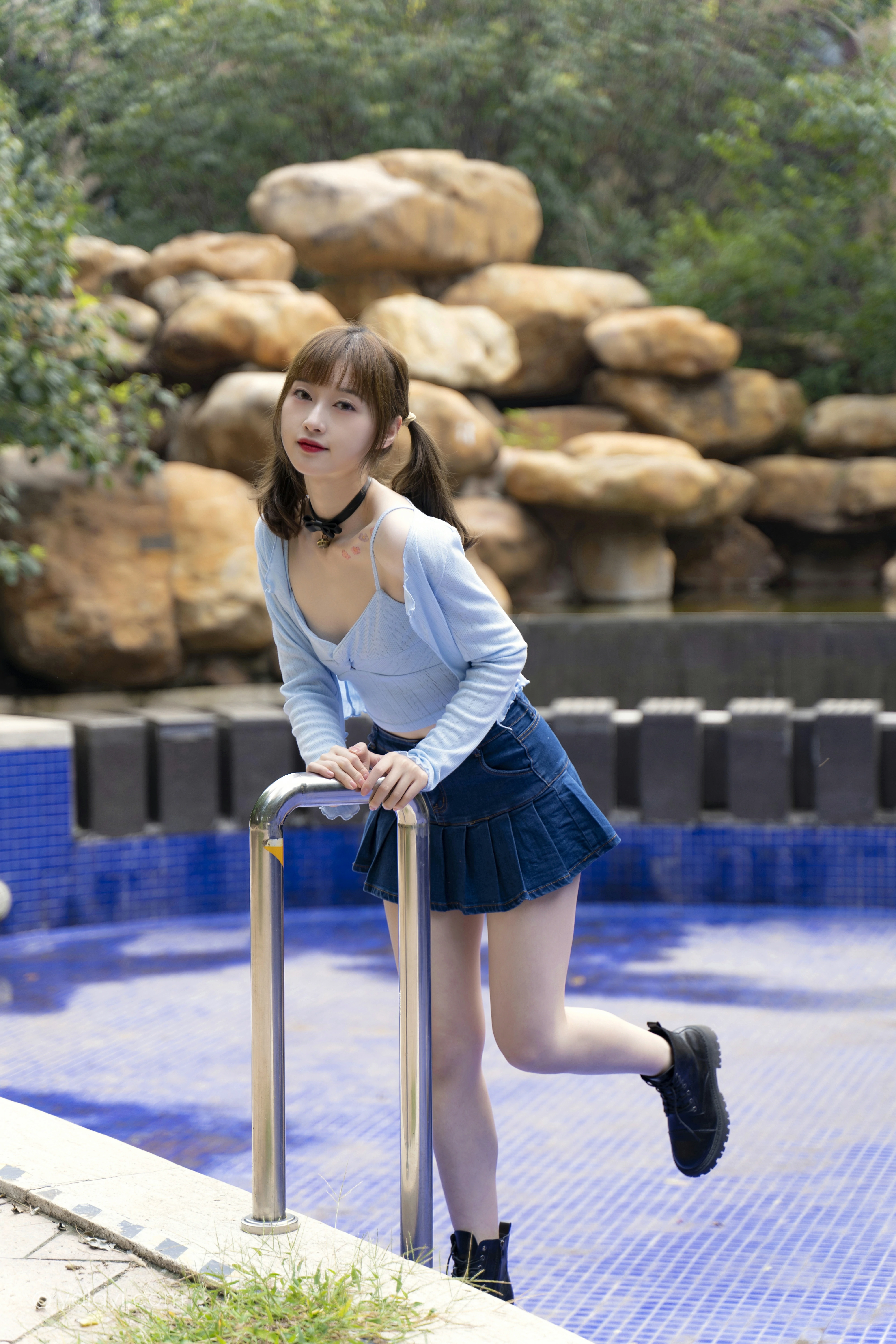 [YALAYI雅拉伊]NO.847 阳光下 京京 蓝色衬衫与小背心加牛仔短裙清纯可爱写真集第1张