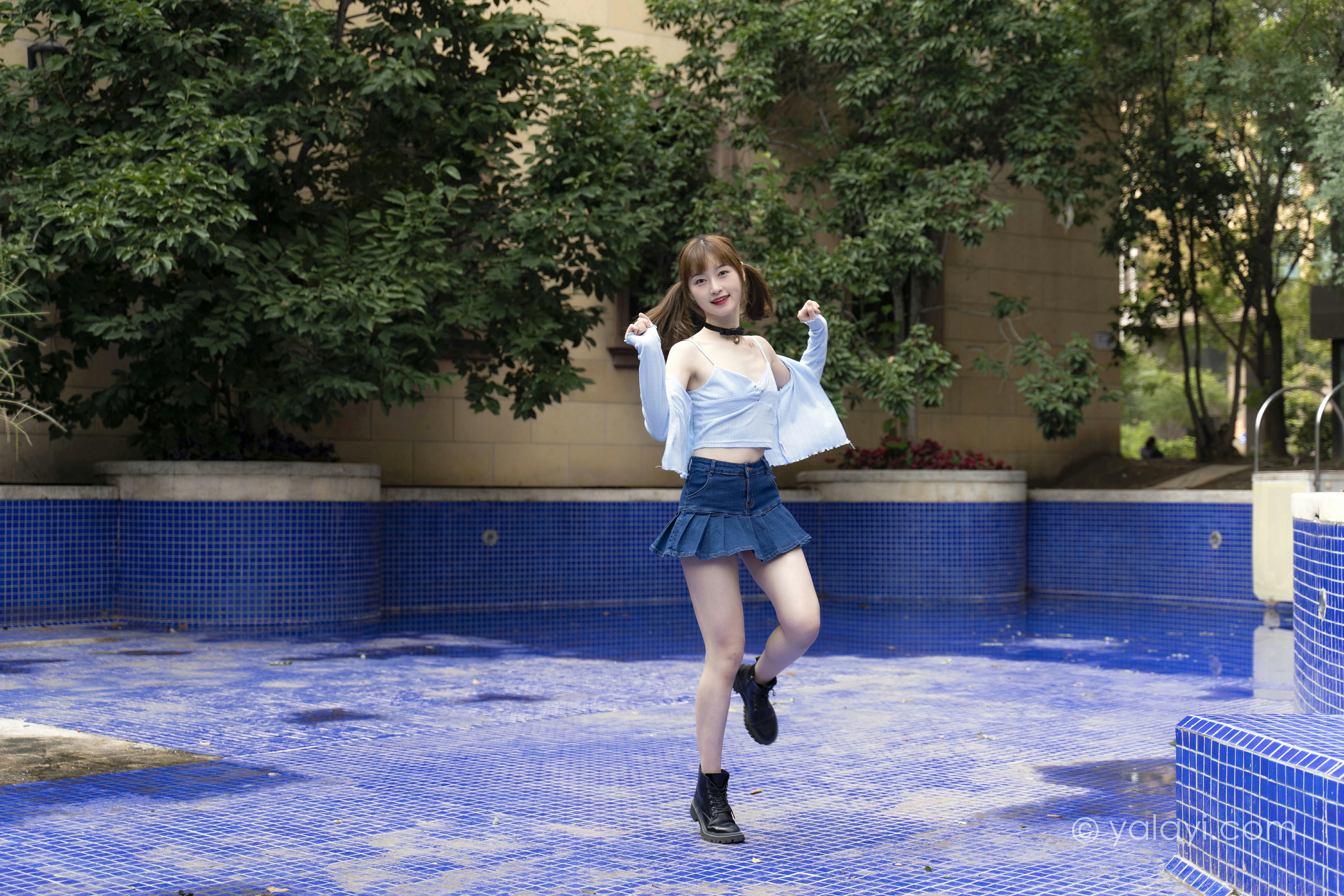 [YALAYI雅拉伊]NO.847 阳光下 京京 蓝色衬衫与小背心加牛仔短裙清纯可爱写真集第7张