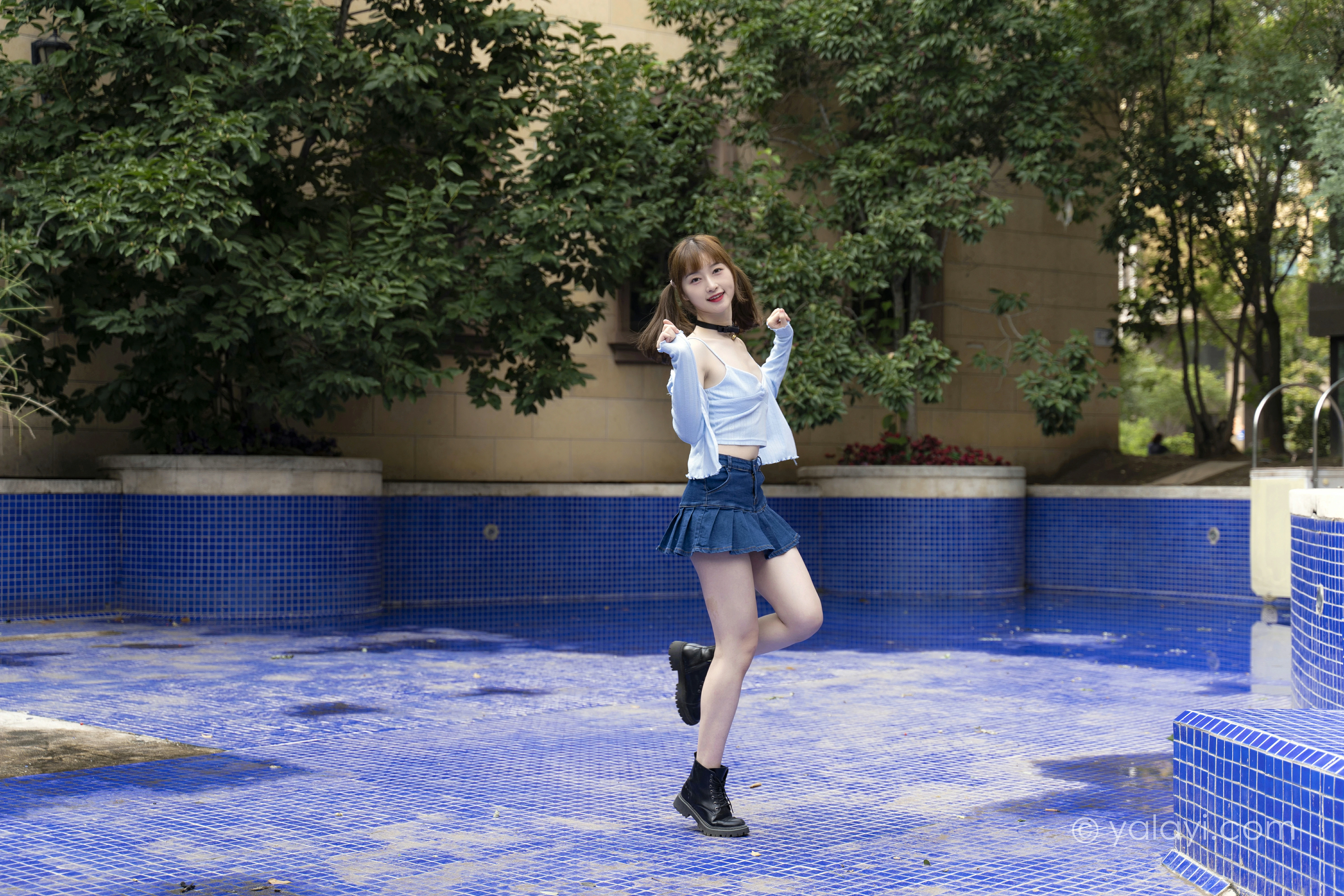 [YALAYI雅拉伊]NO.847 阳光下 京京 蓝色衬衫与小背心加牛仔短裙清纯可爱写真集第7张