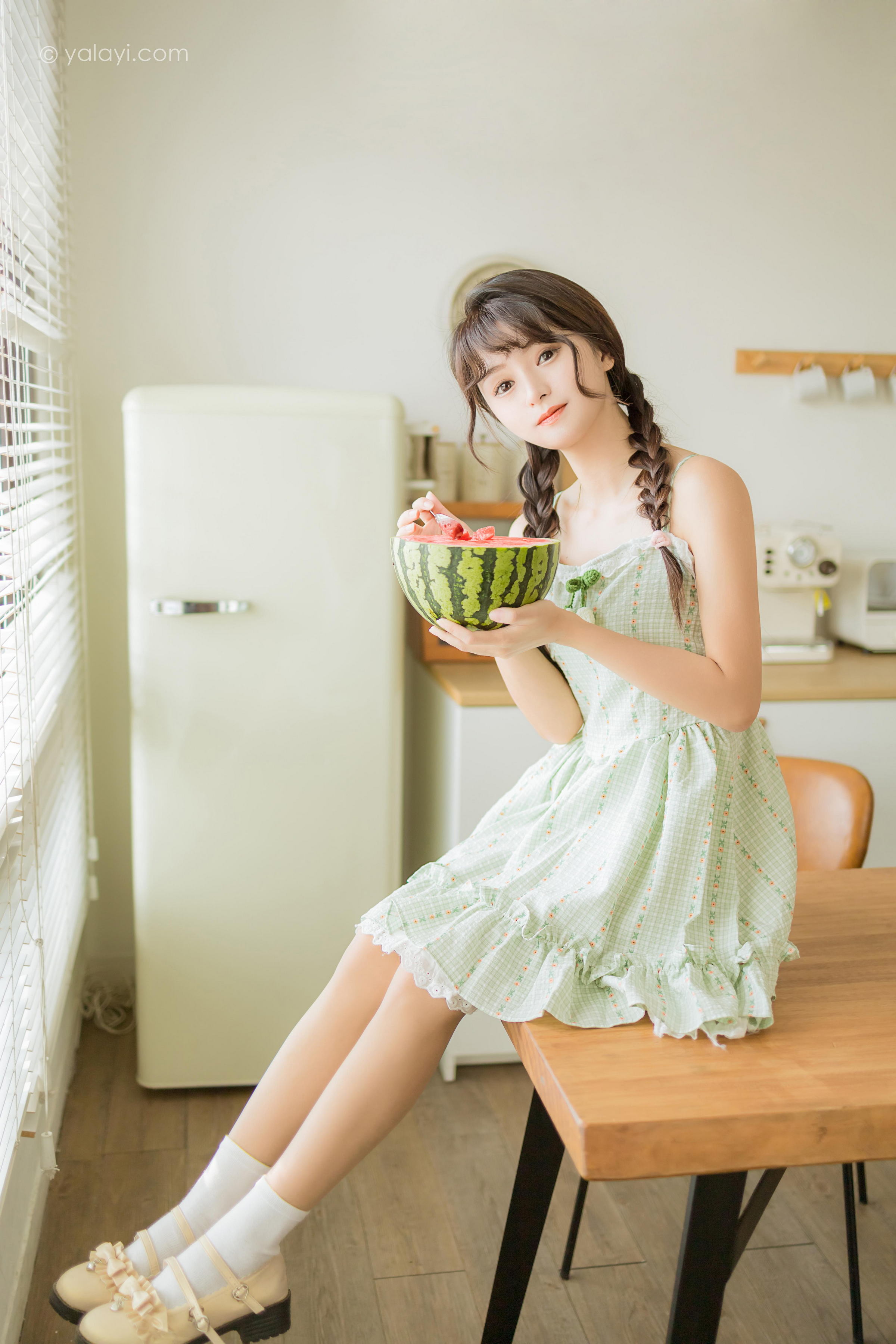 [YALAYI雅拉伊]2022.08.01 夏日甜瓜 小亭 淡青色吊带连衣裙加白色纯绵袜清纯可爱私房写真集第5张