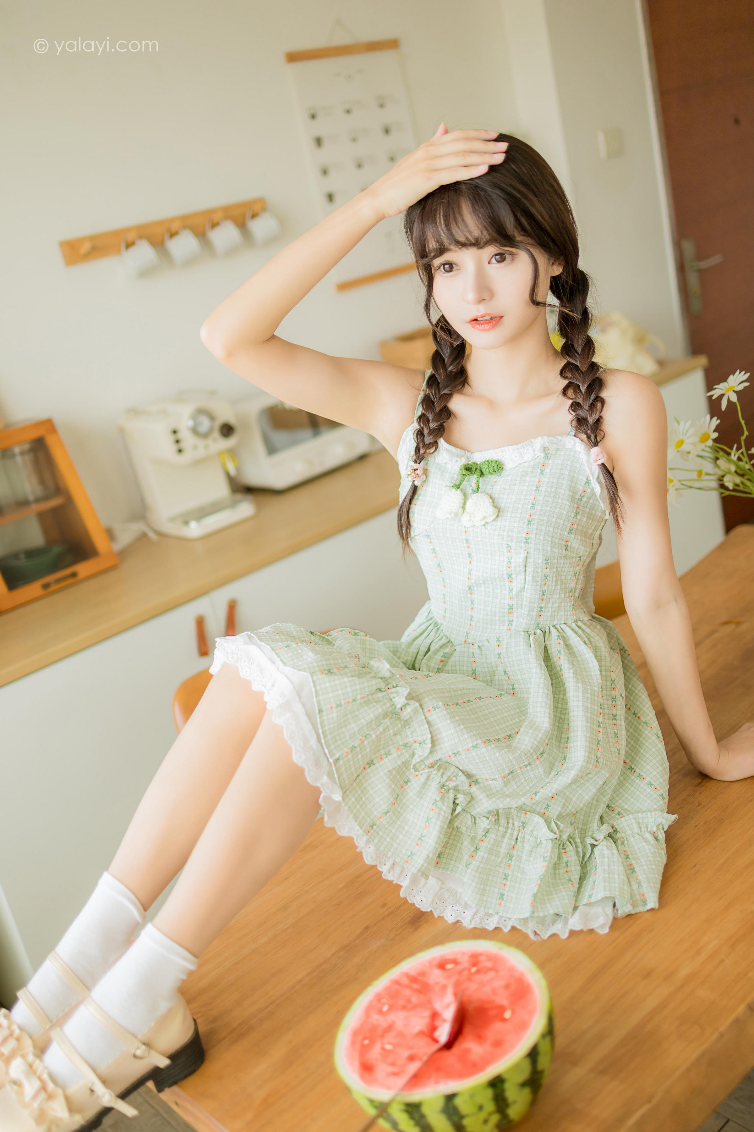 [YALAYI雅拉伊]2022.08.01 夏日甜瓜 小亭 淡青色吊带连衣裙加白色纯绵袜清纯可爱私房写真集第7张