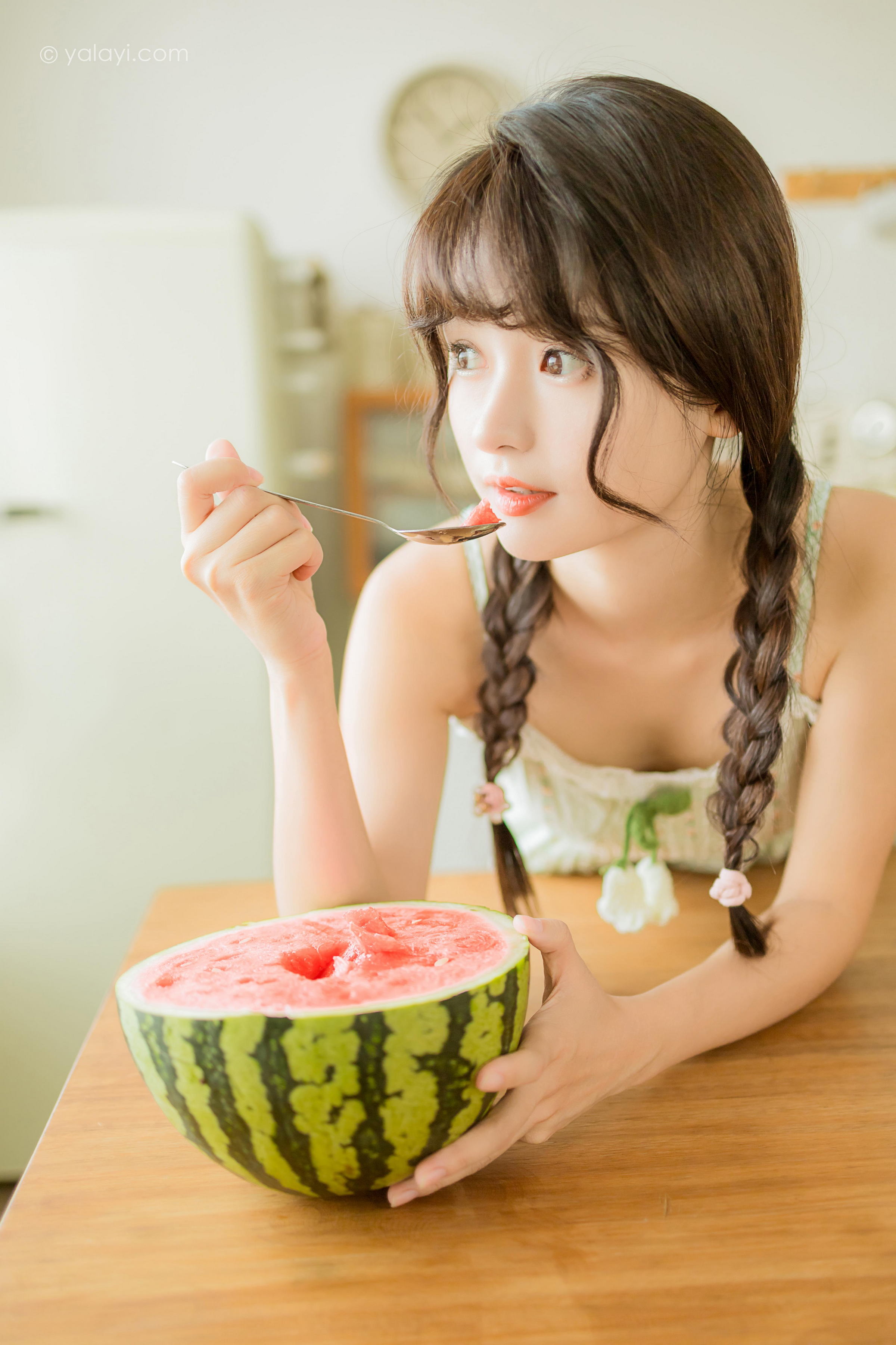 [YALAYI雅拉伊]2022.08.01 夏日甜瓜 小亭 淡青色吊带连衣裙加白色纯绵袜清纯可爱私房写真集第8张