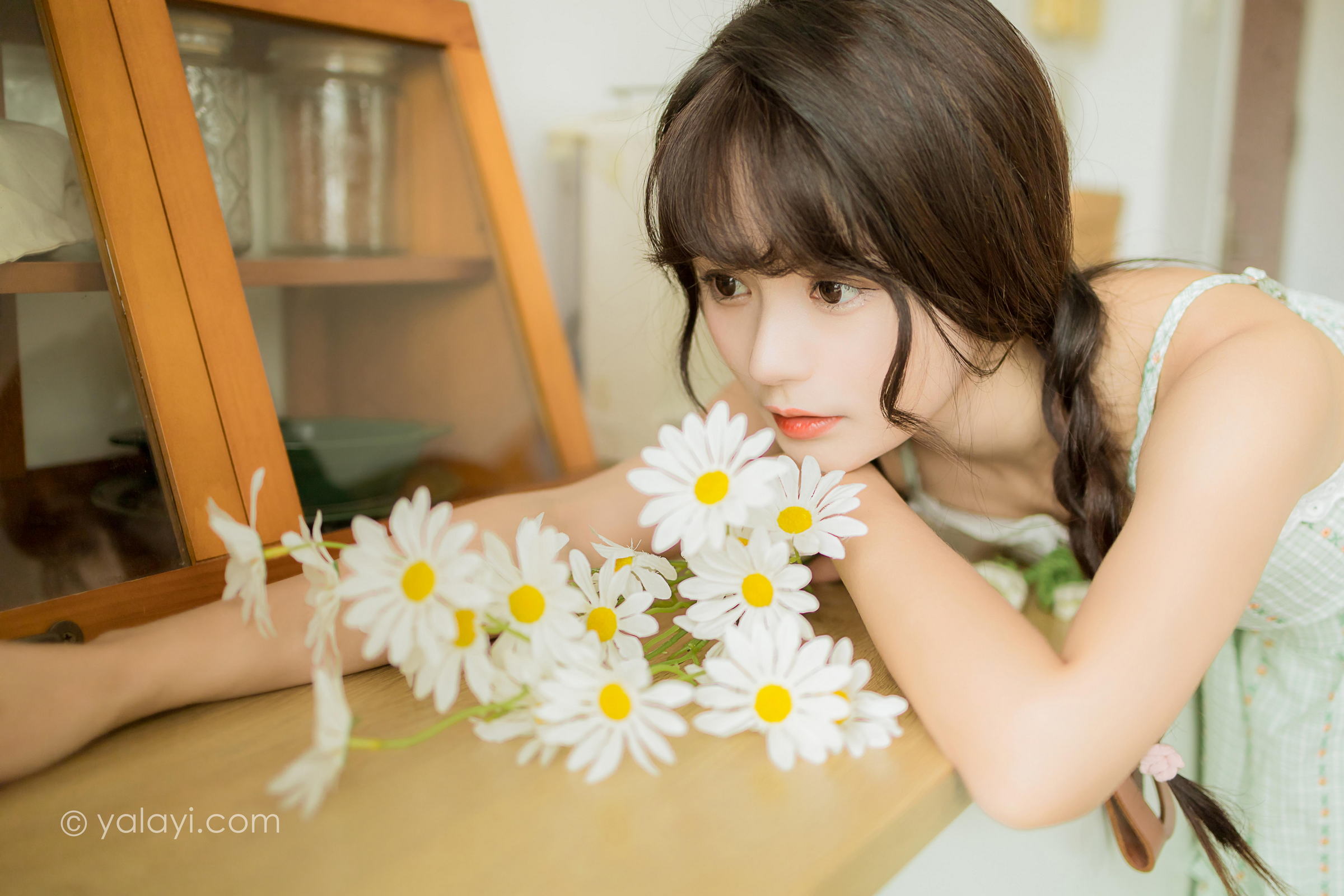 [YALAYI雅拉伊]2022.08.01 夏日甜瓜 小亭 淡青色吊带连衣裙加白色纯绵袜清纯可爱私房写真集第12张