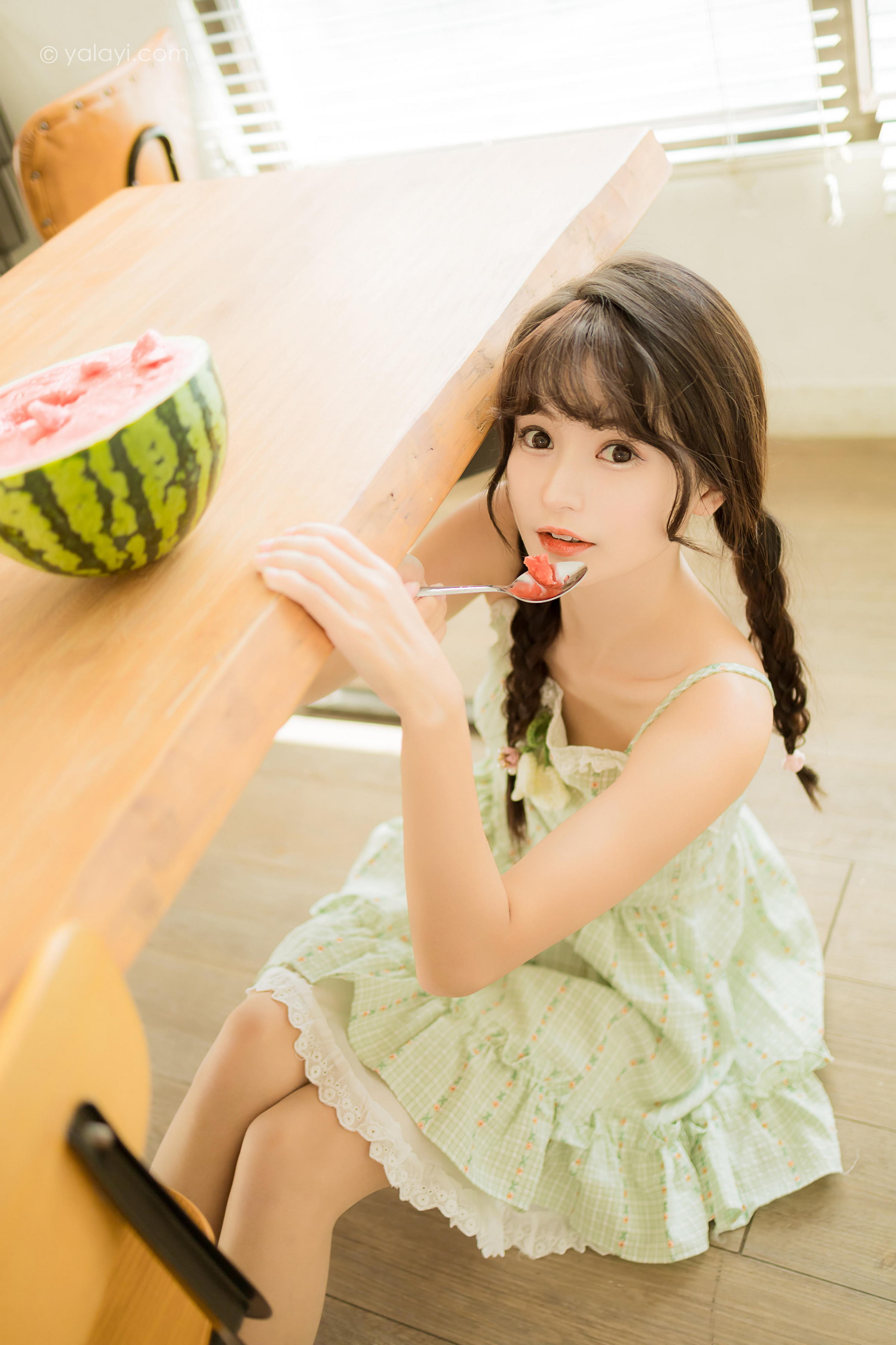 [YALAYI雅拉伊]2022.08.01 夏日甜瓜 小亭 淡青色吊带连衣裙加白色纯绵袜清纯可爱私房写真集第13张