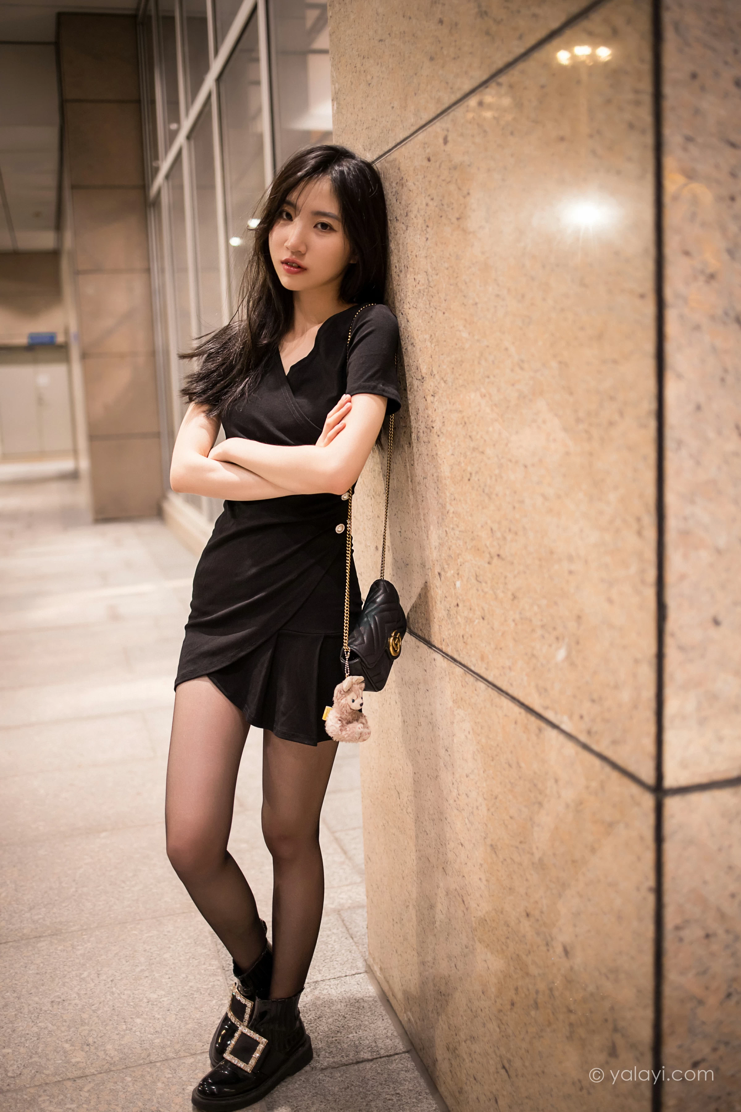 [YALAYI雅拉伊]2022.01.10 梦见前女友 小乔 黑色连衣裙加黑丝美腿性感写真集第10张