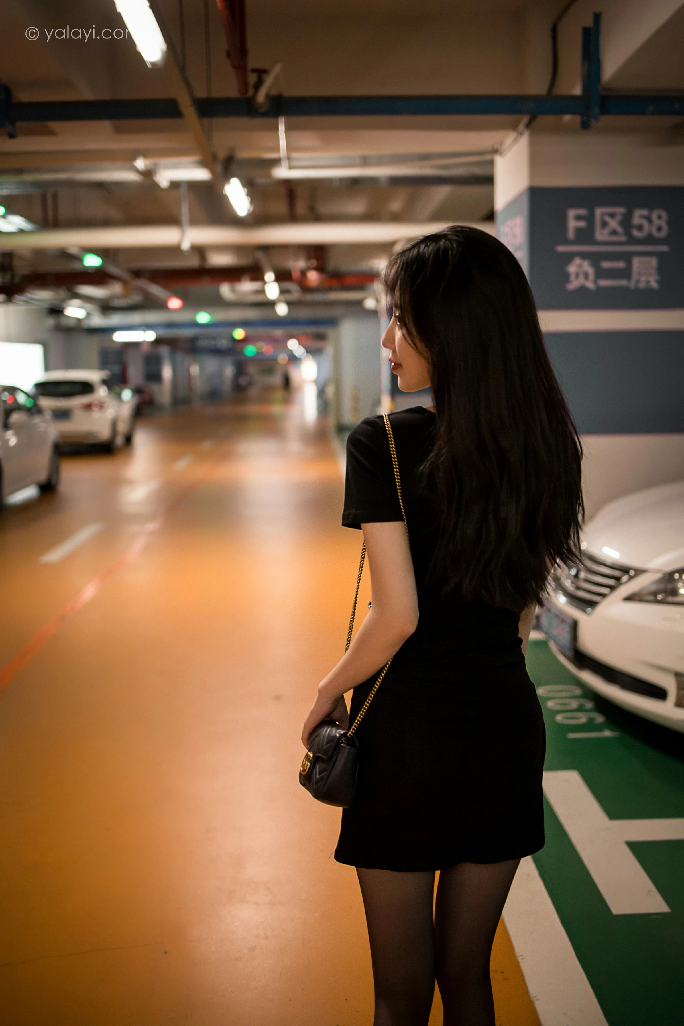 [YALAYI雅拉伊]2022.01.10 梦见前女友 小乔 黑色连衣裙加黑丝美腿性感写真集第8张