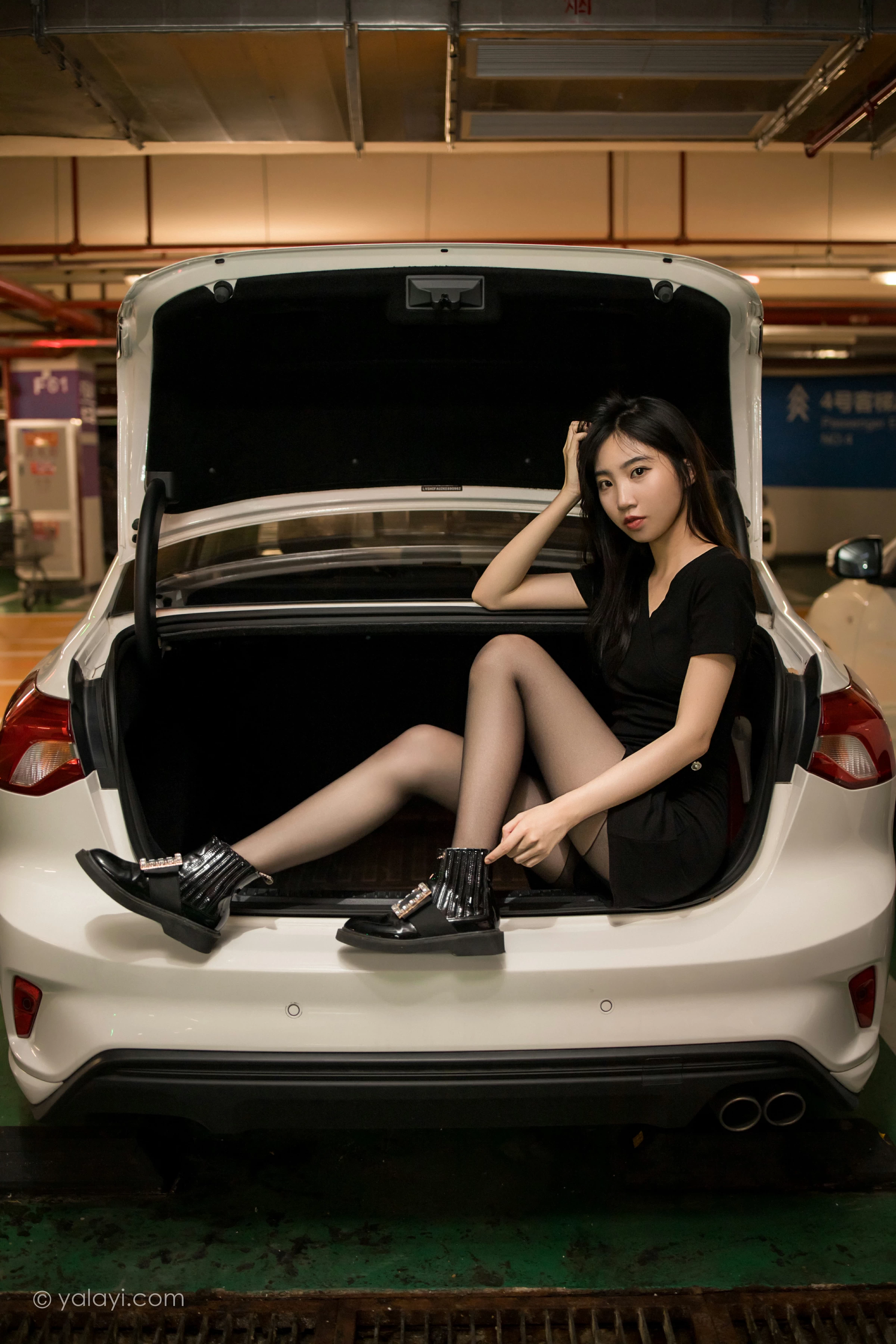 [YALAYI雅拉伊]2022.01.10 梦见前女友 小乔 黑色连衣裙加黑丝美腿性感写真集第7张