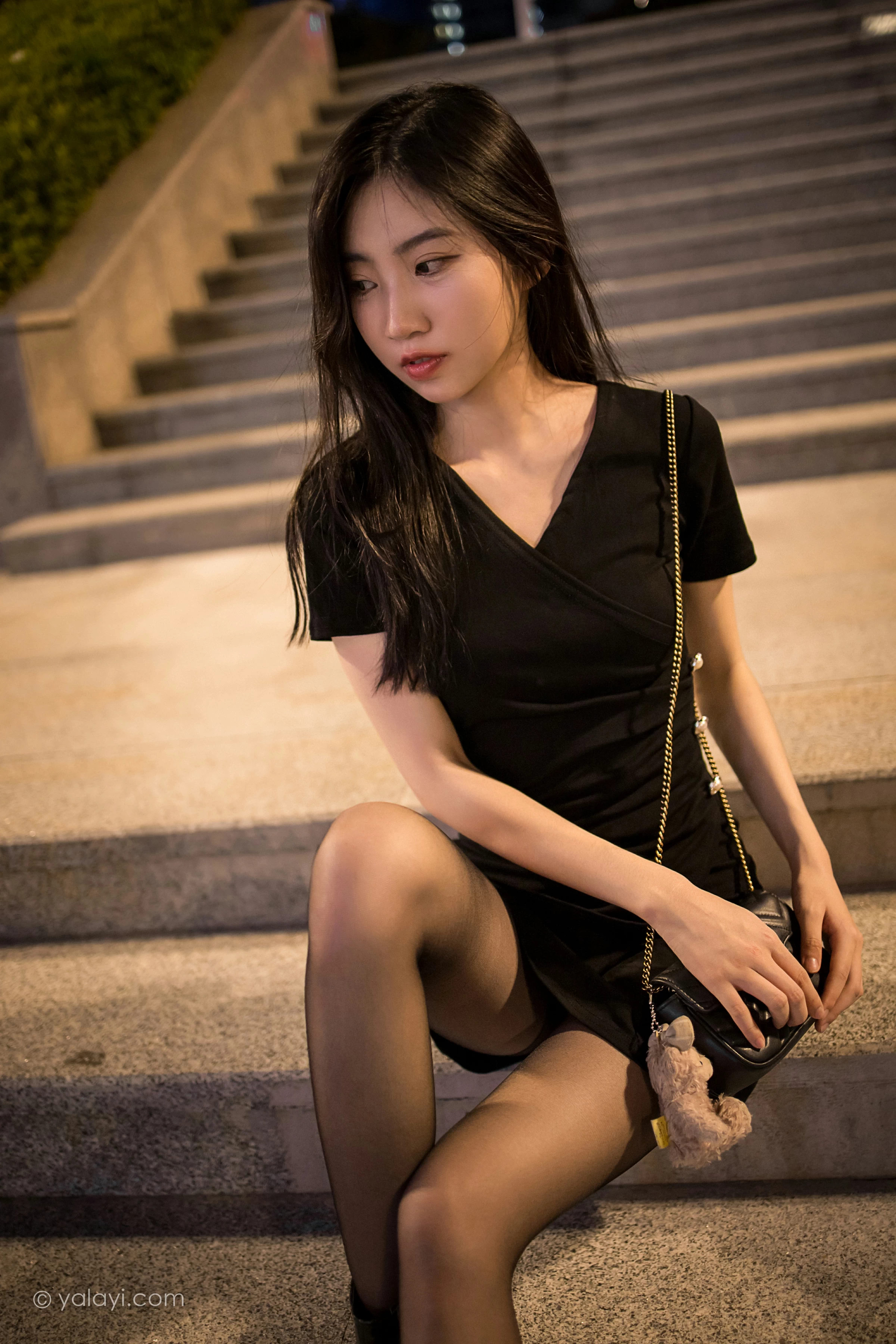 [YALAYI雅拉伊]2022.01.10 梦见前女友 小乔 黑色连衣裙加黑丝美腿性感写真集第14张