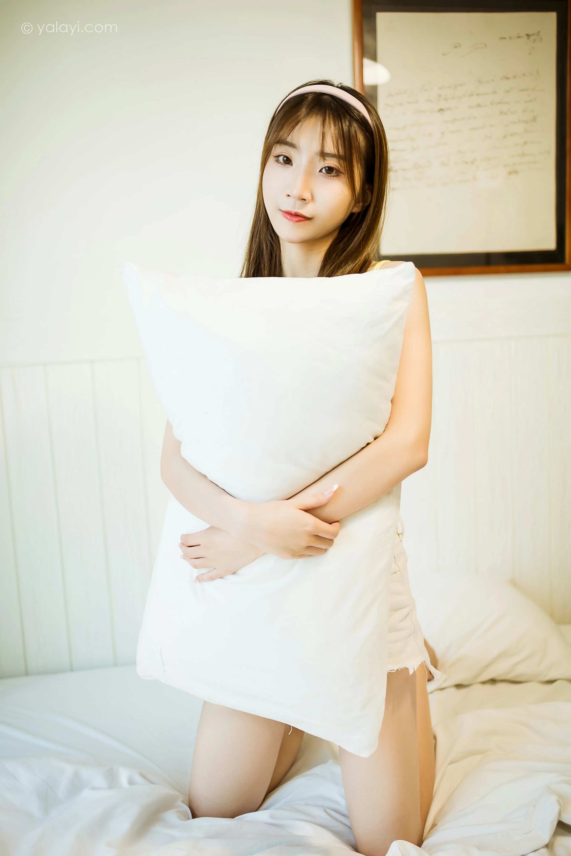 [YALAYI雅拉伊]NO.723 《青涩回忆》 小乔 黄色小背心加白色短裤居家私房写真第6张