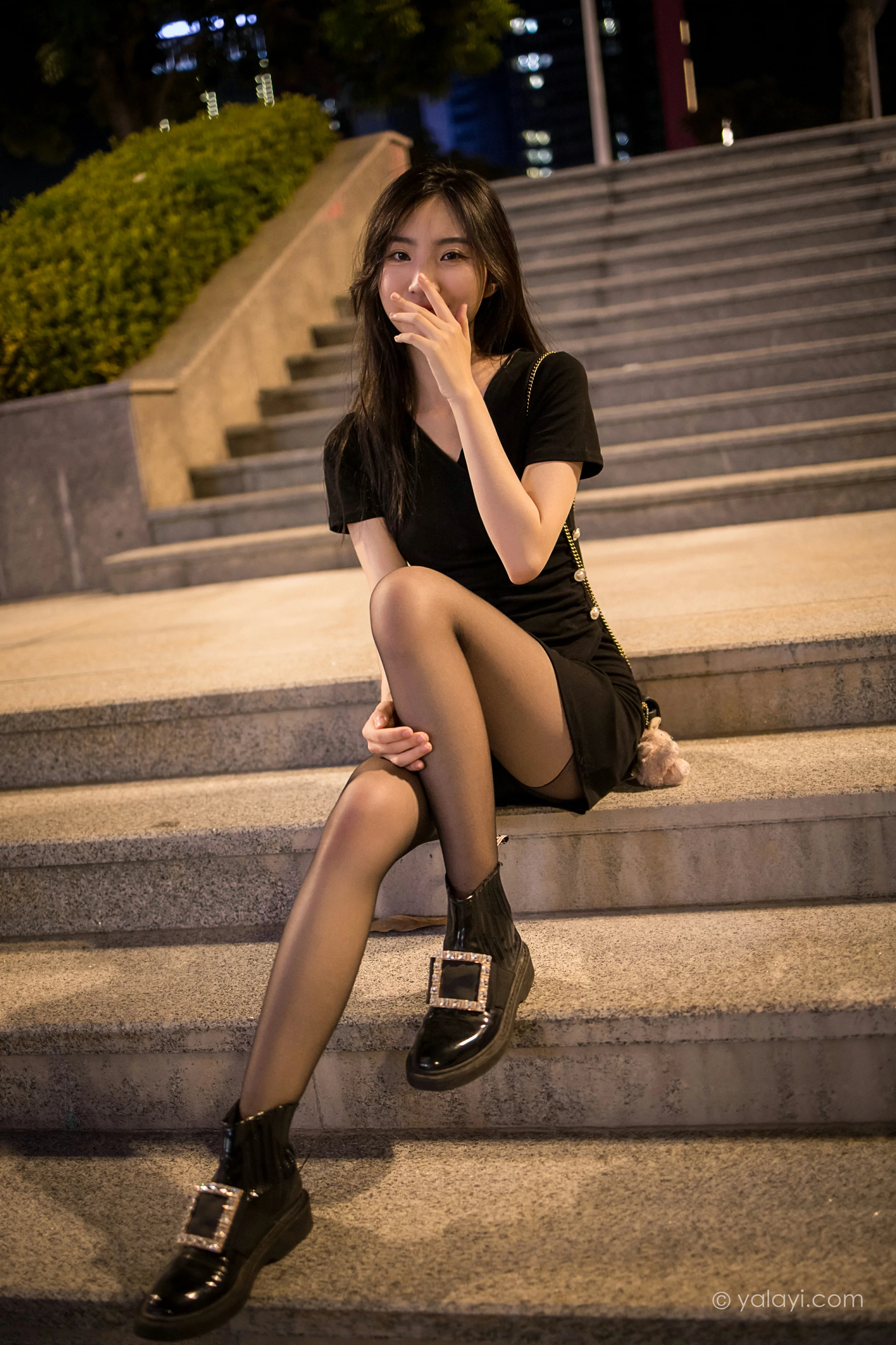 [YALAYI雅拉伊]2022.01.10 梦见前女友 小乔 黑色连衣裙加黑丝美腿性感写真集第13张