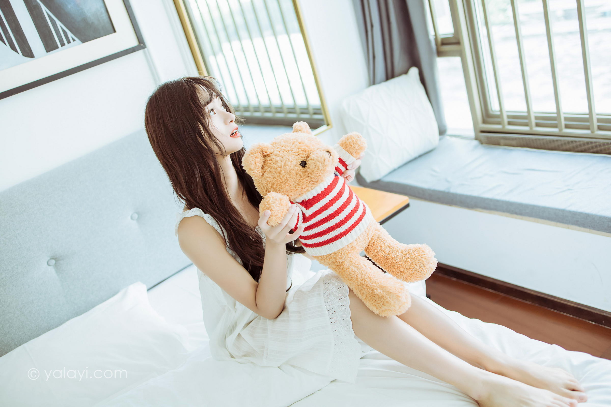 [YALAYI雅拉伊]2022.09.09 静思 小亭 白色蕾丝连衣裙与美腿玉足居家清纯写真集第8张