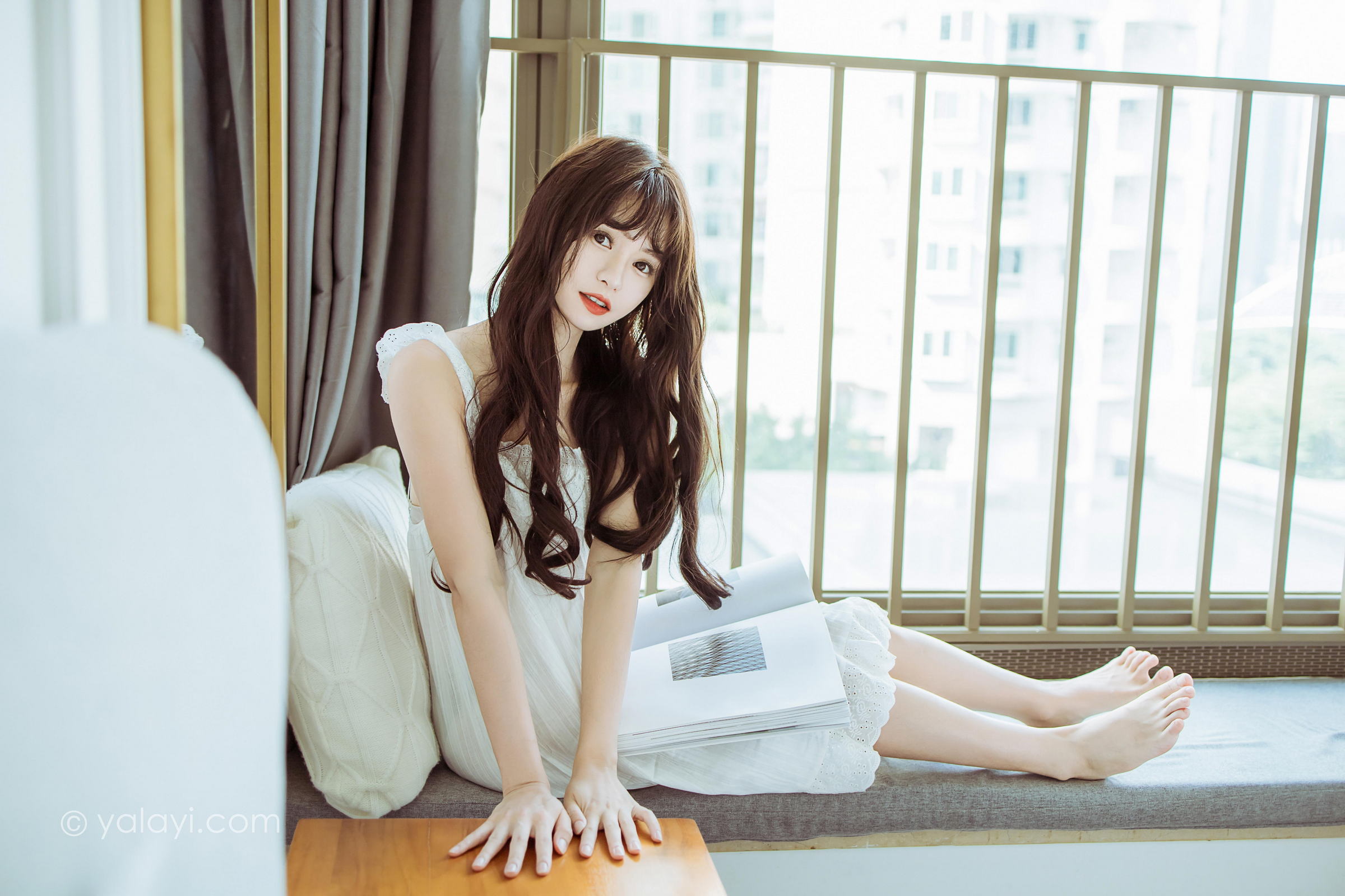 [YALAYI雅拉伊]2022.09.09 静思 小亭 白色蕾丝连衣裙与美腿玉足居家清纯写真集第7张