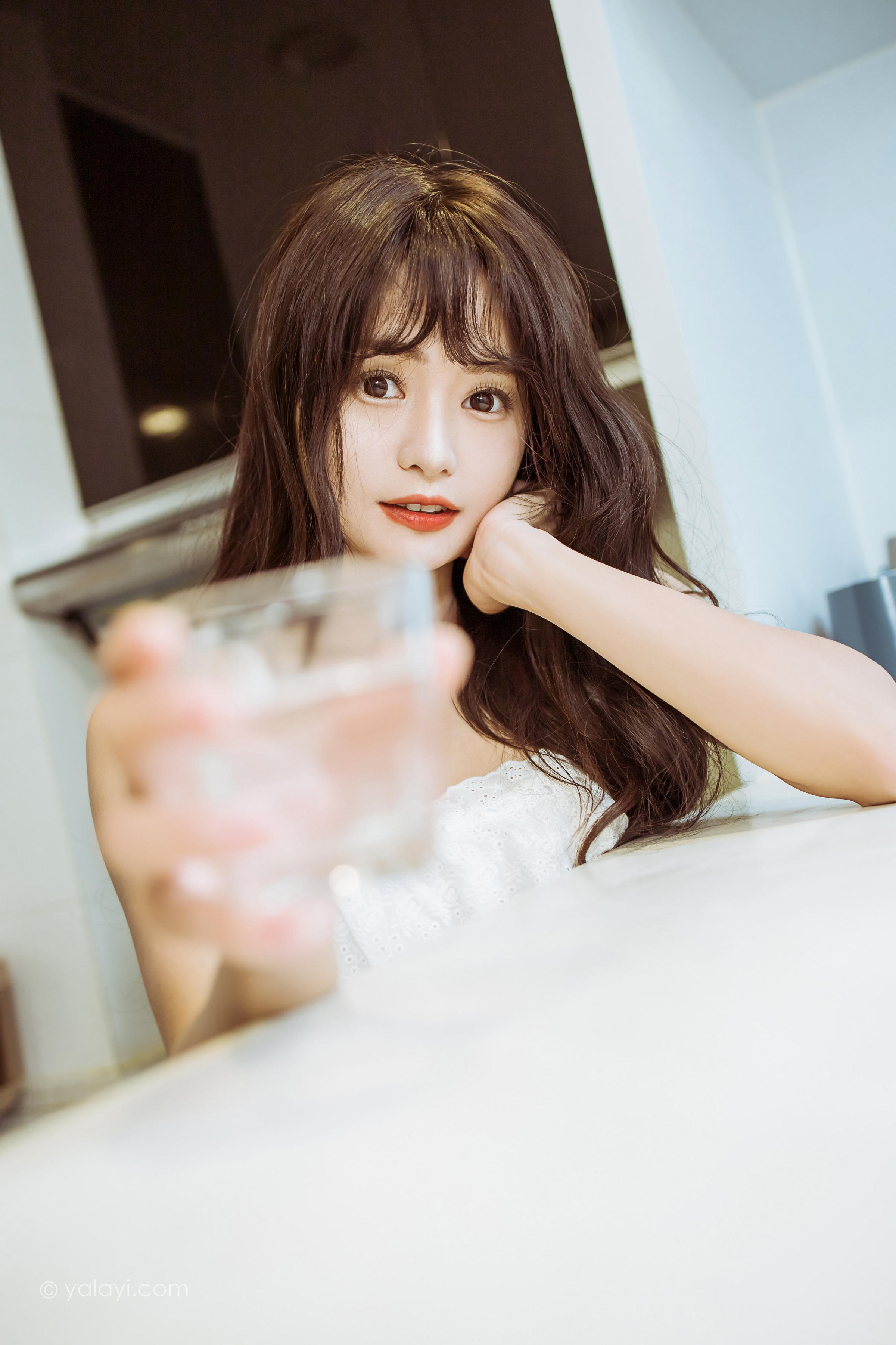[YALAYI雅拉伊]2022.09.09 静思 小亭 白色蕾丝连衣裙与美腿玉足居家清纯写真集第12张