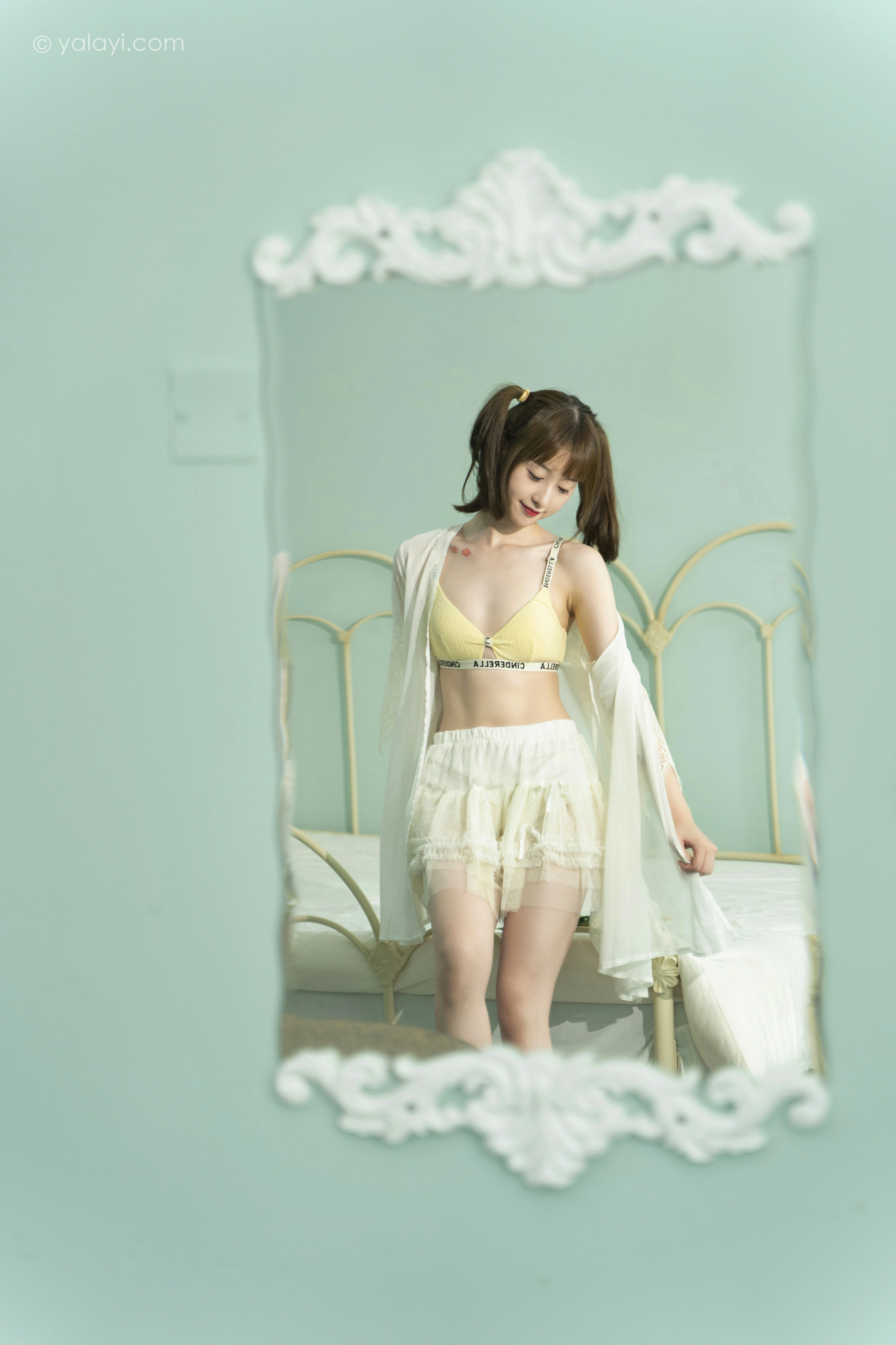 [YALAYI雅拉伊]NO.849 花漾裙裙 京京 白色透视睡衣与短裙加黄色内衣性感写真集第3张