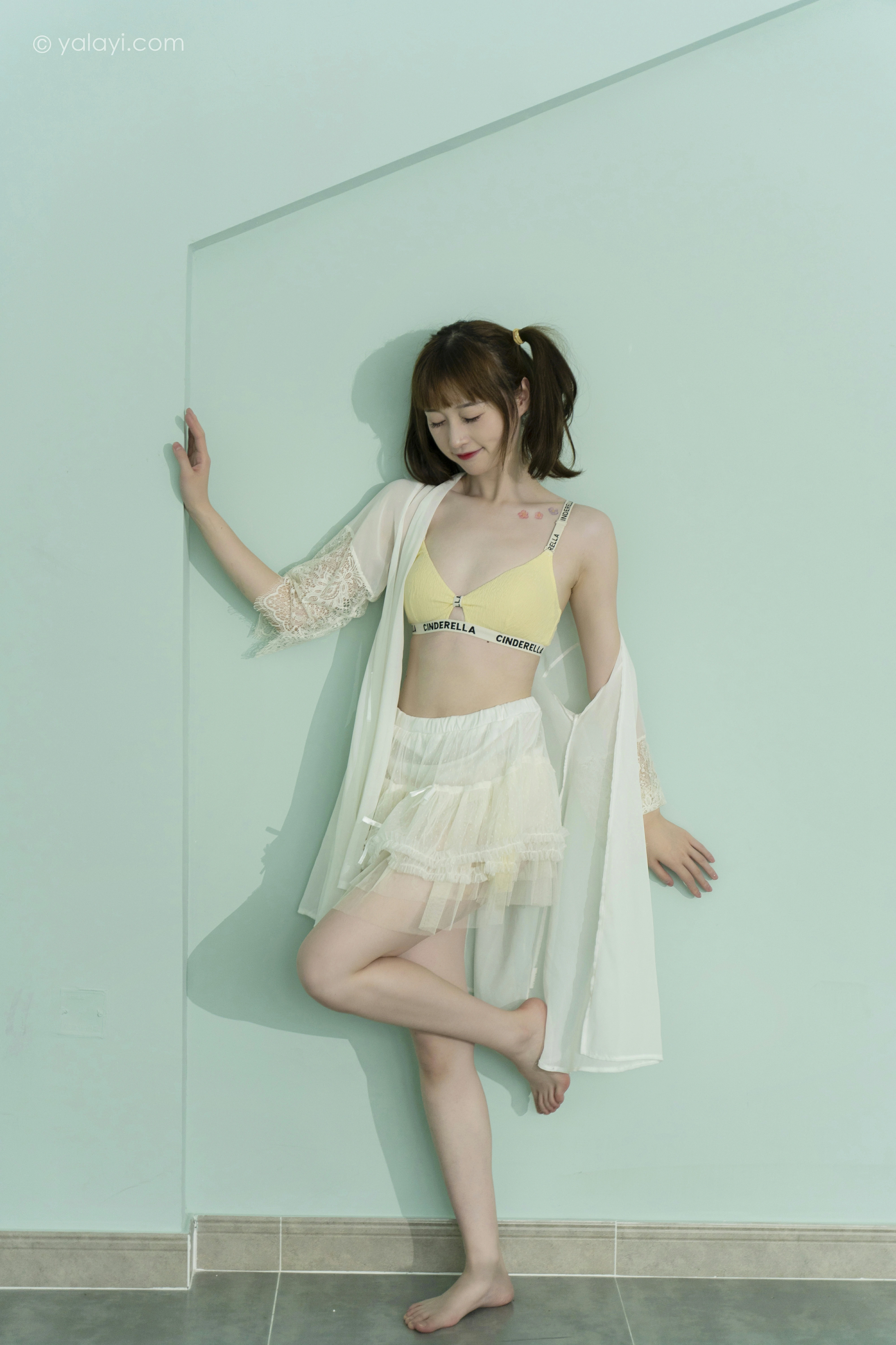 [YALAYI雅拉伊]NO.849 花漾裙裙 京京 白色透视睡衣与短裙加黄色内衣性感写真集第1张
