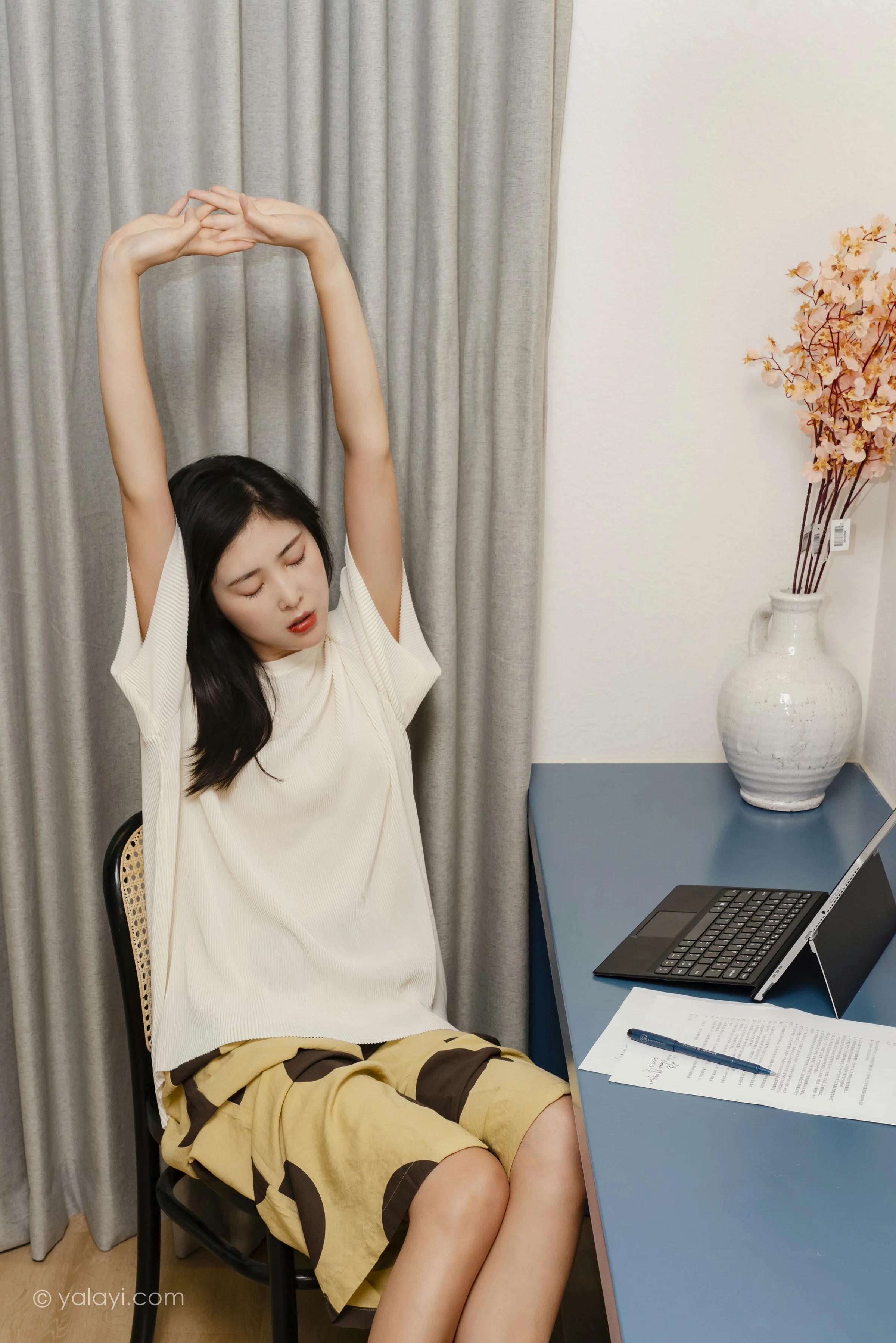 [YALAYI雅拉伊]NO.698 《亲爱的请放松》 苍儿 白色短袖加黄色短裤居家私房写真集第1张