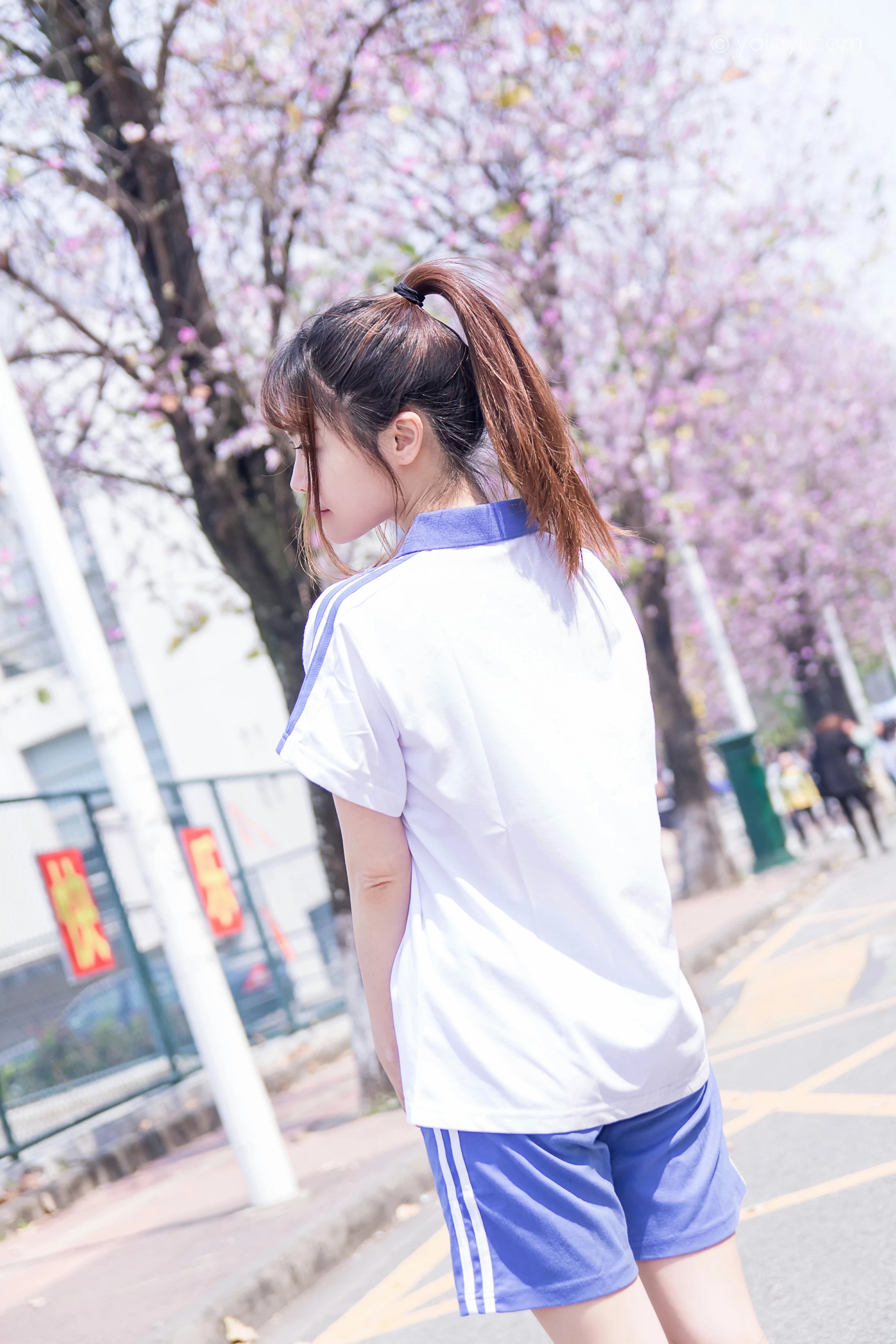[YALAYI雅拉伊]NO.731 《那些年》 阳阳 白色短袖校服加蓝色短裤私房写真集第9张