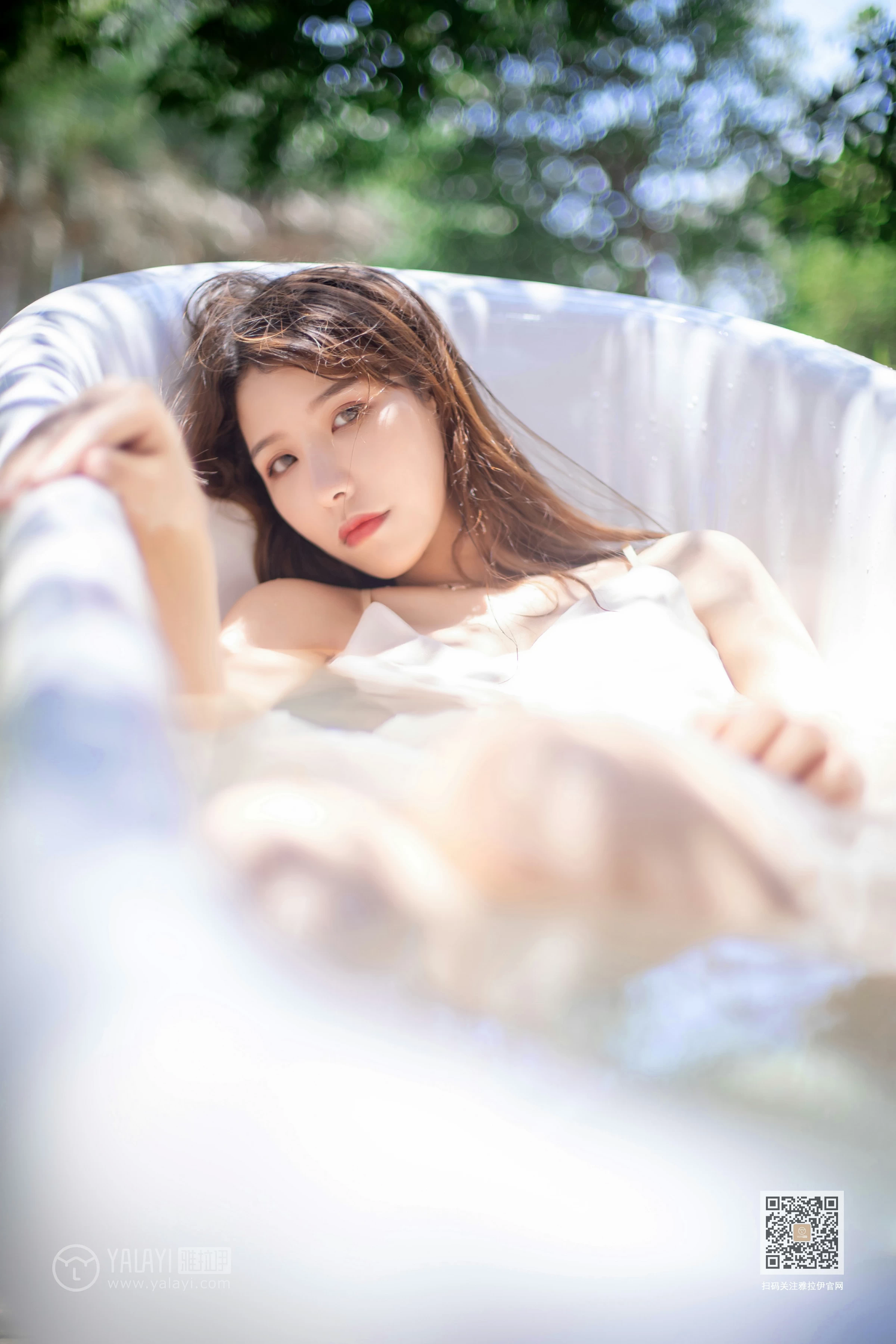 [YALAYI雅拉伊]Vol.453 天浴 令狐美 白色吊带透视连衣裙性感私房写真集第4张