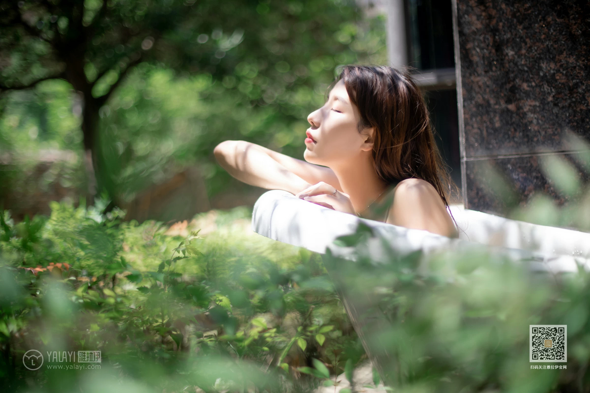 [YALAYI雅拉伊]Vol.453 天浴 令狐美 白色吊带透视连衣裙性感私房写真集第6张