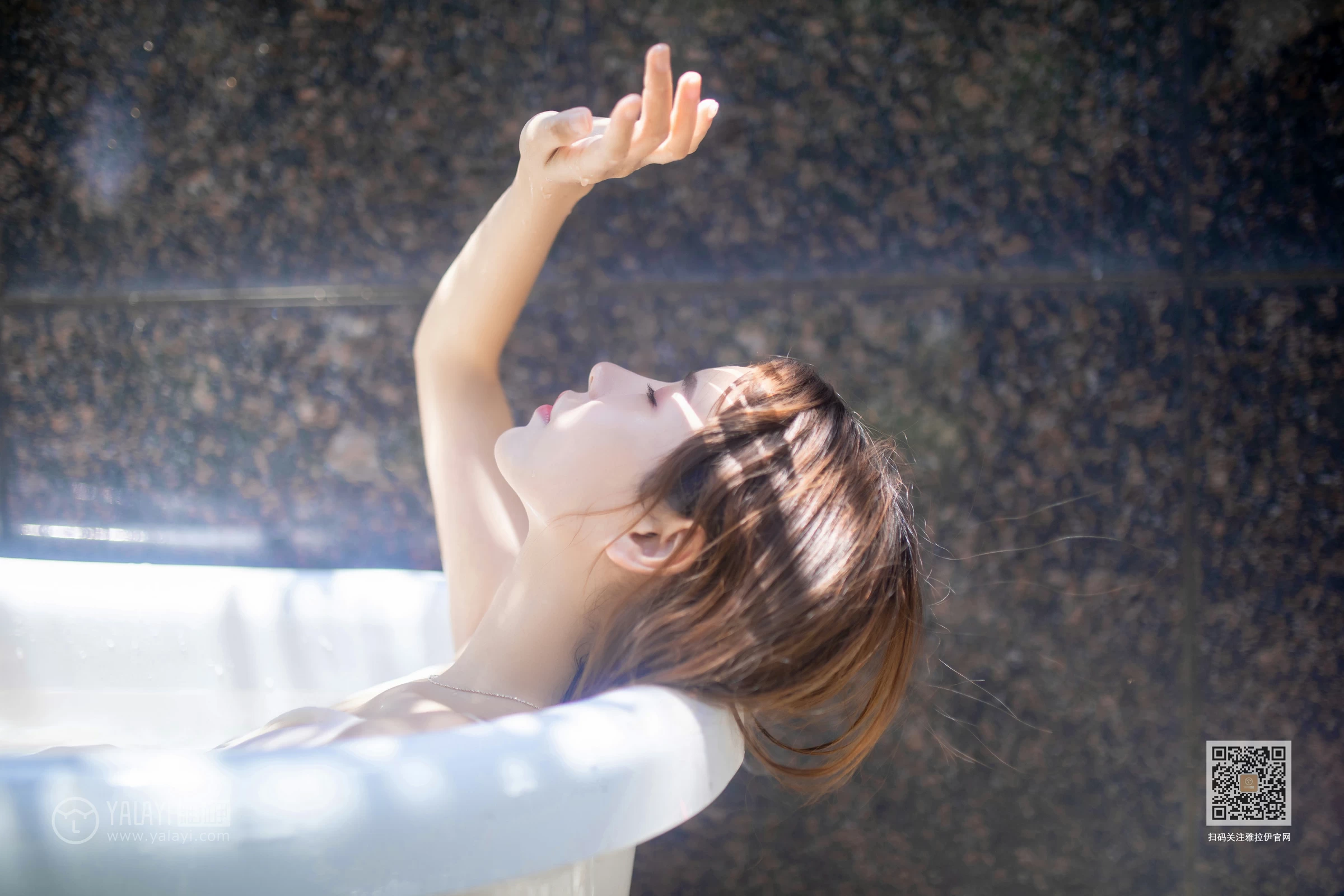[YALAYI雅拉伊]Vol.453 天浴 令狐美 白色吊带透视连衣裙性感私房写真集第9张